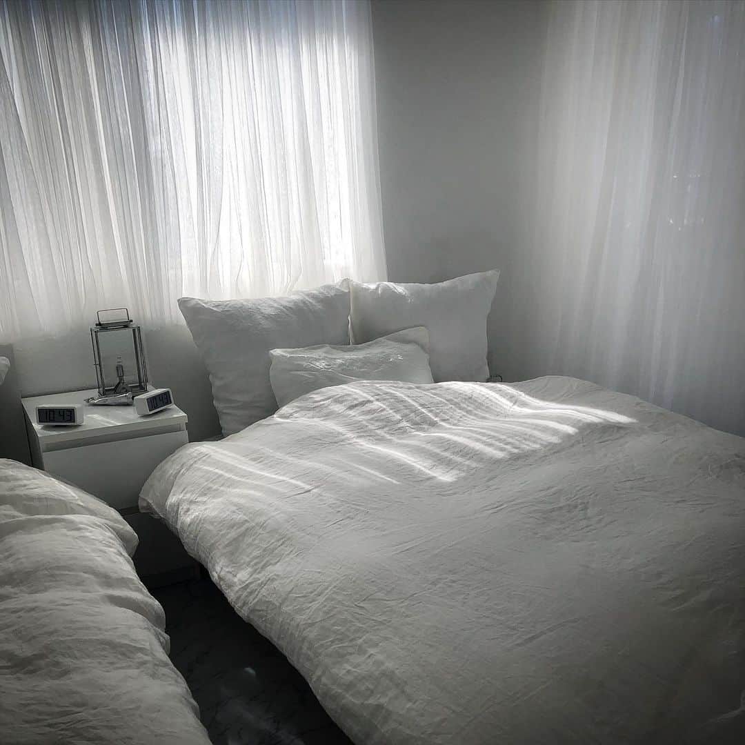 akaneさんのインスタグラム写真 - (akaneInstagram)「2020.3.6 . 久しぶりの快晴(*¨̮*) . 光のカーテンは晴れた日限定✨ . この影いつまでも見てられる😌 .  寝室も模様替えしたいなぁと思いつつ、未だ手付かず... . カーテン▶︎IKEA  LILL ベッド▶︎IKEA MALM ベッドカバー▶︎無印良品 .  #bedroom#mnml#interior#scandinavianinterior  #ベッドルーム#寝室#IKEA#イケア#カーテン#レースカーテン#ミニマル#ミニマム#ミニマルインテリア#ミニマムインテリア#シンプルインテリア#北欧インテリア#北欧モダン#ホワイトインテリア#整理収納アドバイザー#インテリアコーディネーター」3月6日 13時57分 - a.organize