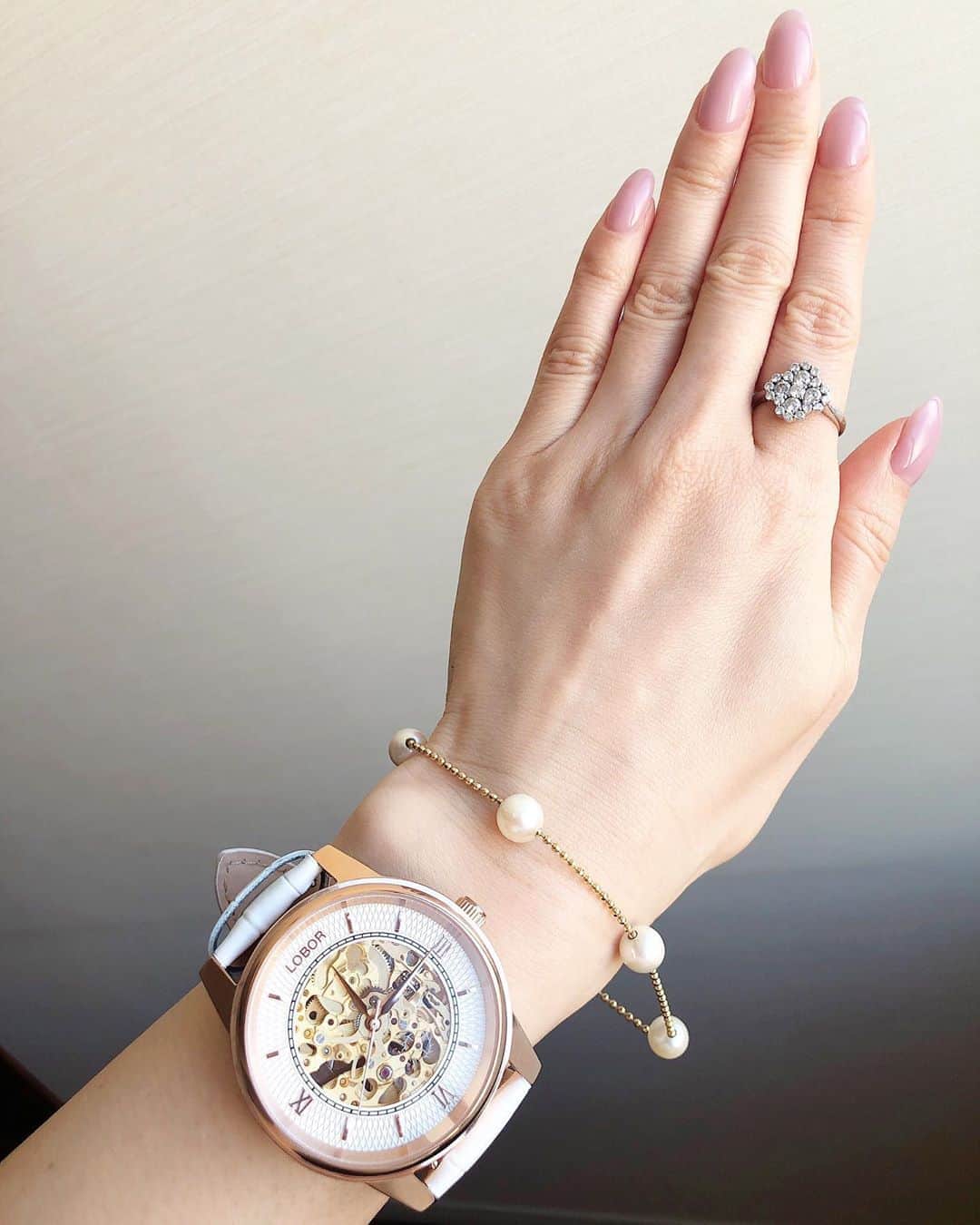 宮崎宣子さんのインスタグラム写真 - (宮崎宣子Instagram)「今年は時計を付けようと思ったら、 @loborjapan さんから素敵な時計が✨  携帯になってから全く時計を使わなくなりましたが、 いざ付けてみると、気が引き締まりますね✨  そー言えば、むかーし、むかーし、 なんとなく気になる人が、 お誕生日のプレゼントを買ってきてくれると言ってくれたことがありました。  その時に、いつか歳を重ねて、 その人とうまくいってもいかなくても、 40年後とかに、  あーあの人から頂いたものだーと、 大切に持っておけるものがいいなと思いました。  物欲もだんだんなくなってきて、 本当に大切なものだけでいいかなと、 シンプルに生きていきたいと思ってからは、  きっと私のことを考えてくれたであろう気持ちと時間が有難いと感じるようになりました。  あの時、何が欲しかったのか分かりませんが、 何でも良かったんだと思います。 ハンカチでも、キーホルダーでも。  結局、その人からは何にももらえませんでした。笑 それでも、楽しい時間というプレゼントはもらえたんだと思います。  時間というプレゼント🎁 その人と一緒に過ごしたいと思ったら、  時計のプレゼントはロマンチックで、心がこもって素敵かもしれませんね🥰  私は、自分へのプレゼントに、 これから素敵な時間を過ごせるように時計を購入しようと思います。  miyaz222←クーポンコード 10%オフになります✨  #lobor #ロバー #腕時計 #時計 #ホワイトデー  #ホワイトデーギフト #手元倶楽部」3月6日 13時58分 - miyazaki_nobuko