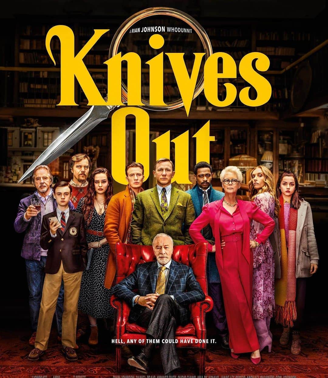 辜莞允（Nono Ku）のインスタグラム：「#辜辜看電影 #KnivesOut 超！級！好！看！ 眾星雲集的黑色幽默推理電影 這麼一大家子的人一看就知道各懷鬼胎 故事開頭就直接告訴觀眾： 你看到的這些人全都有動機 再設定一位「絕不能說謊」的人當輔助 接著就讓我們隨著不知道委託人是誰的偵探 一起來看看這家人到底在搞什麼鬼吧！ - -（以下小小雷） - 非常喜歡這部明快節奏及強烈的風格 每個角色鮮明地令人目不轉睛 諷刺意味更是從每個細節都讓你嗅到 雖然沒多久謎底就被揭曉 但接下來的發展才是比哈蘭筆下的小說更加真實 也更加drama 有人說結尾不夠反轉再反轉再反轉（？） 但我真的很喜歡這個安排 因為她善良，因為她是好人 而且不是那種白傻甜的好人 最後地位高低轉變的象徵 更讓我想像著看不到但是想必荒謬至極的後續 太享受整個故事的歡樂及嘲諷 值得一看！ - #看完超想買那個馬克杯 #MyHouseMyRulesMyCoffee #最驚喜我的是那句 #ImmigrantsWeGetTheJobDone #畢竟我是Hamilton粉但沒人懂我」