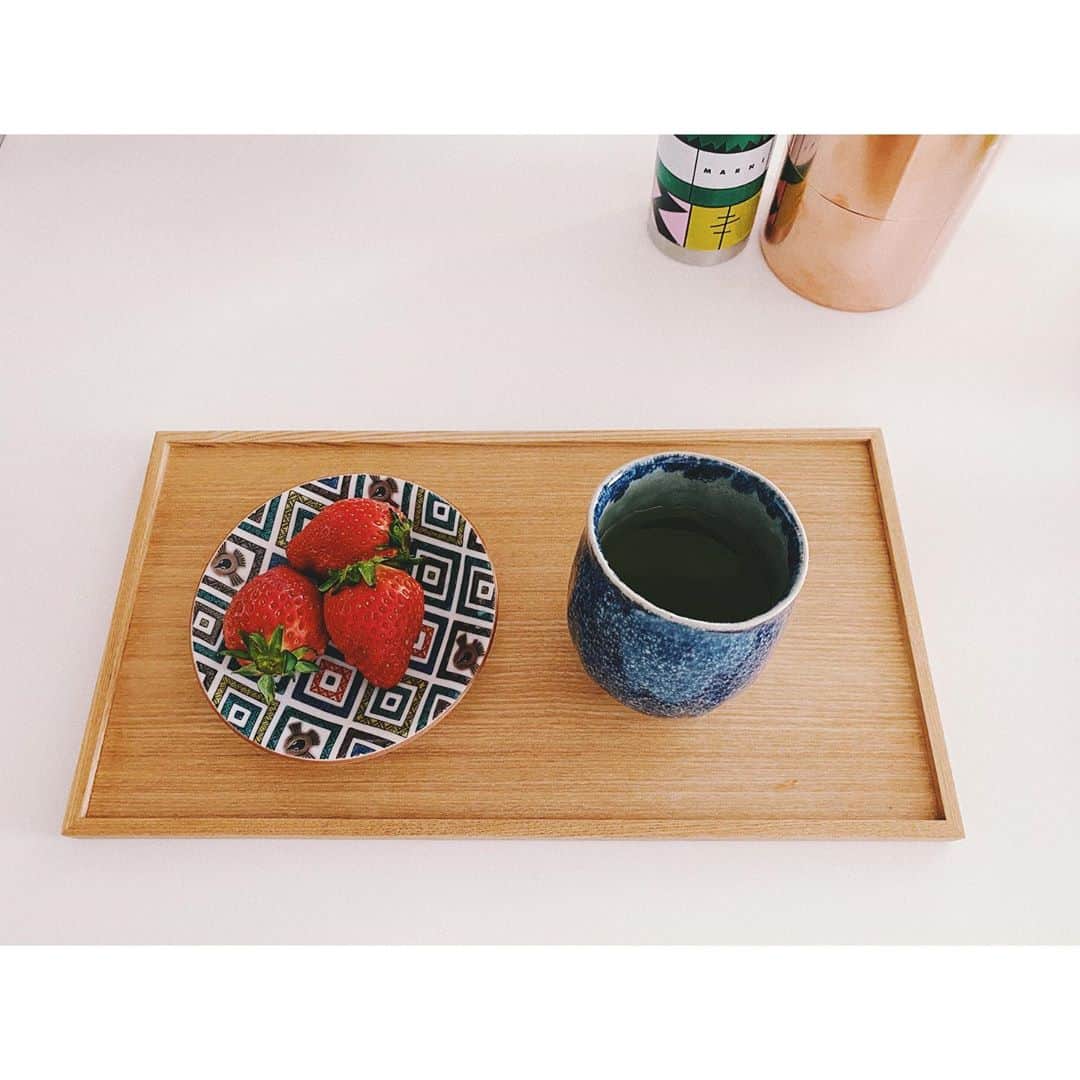 紗栄子さんのインスタグラム写真 - (紗栄子Instagram)「今日のおやつ🍓 先日伺った宮城県角田市の小野さんが作られている「とちおとめ」に、宮崎県の新緑園の「極上煎茶」を。 九谷焼のお皿に佐賀の辻修先生の湯呑みでいただきました。 この湯呑みは何週間もかけて修先生が手描きで描かれたとのことで、手に包むと安心感とエネルギーをもらえる私にとって大切な湯呑みなんです🌸」3月6日 14時01分 - saekoofficial