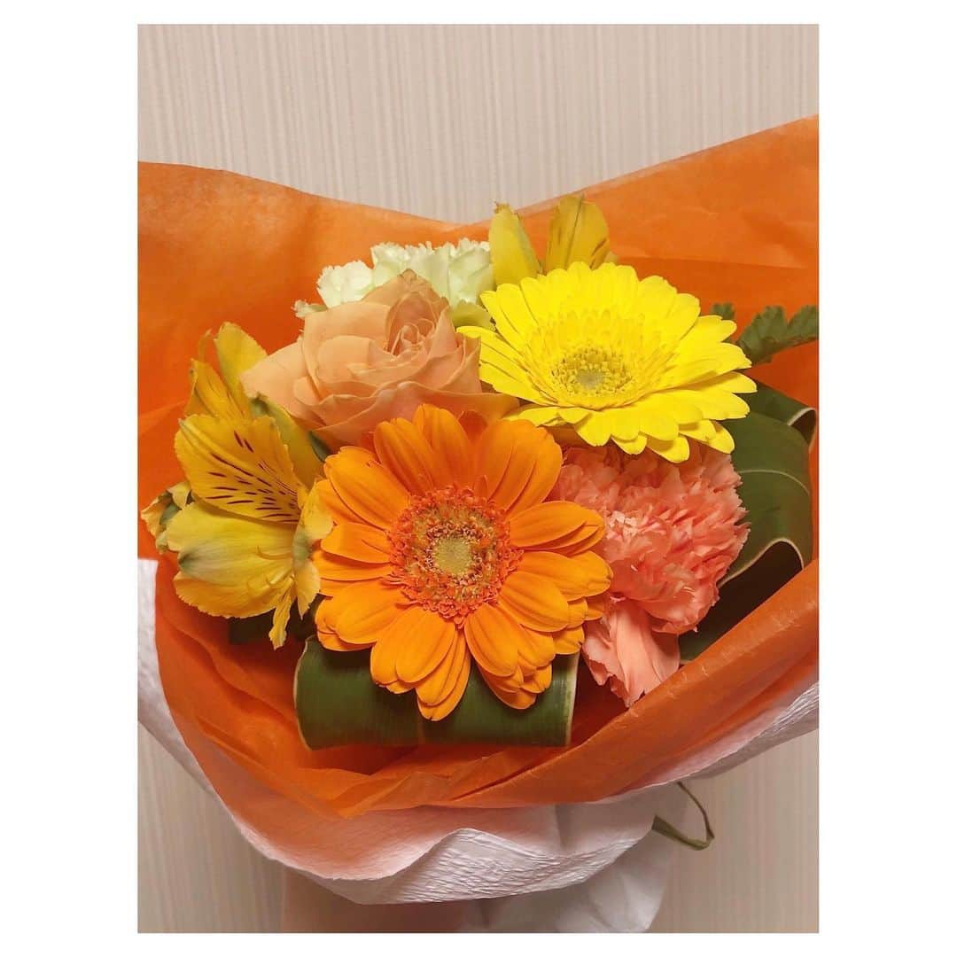 西田ひらりさんのインスタグラム写真 - (西田ひらりInstagram)「ビタミンカラー🧡🧡私をイメージして選んでくださったそうです。皆さんの私のイメージカラーは何色ですか？お花って見てるだけで癒されるし、元気が湧いてくるよねっ❤︎ ・ ・ ・ #花 #flowers #thankyou」3月6日 14時02分 - hirari_nishida