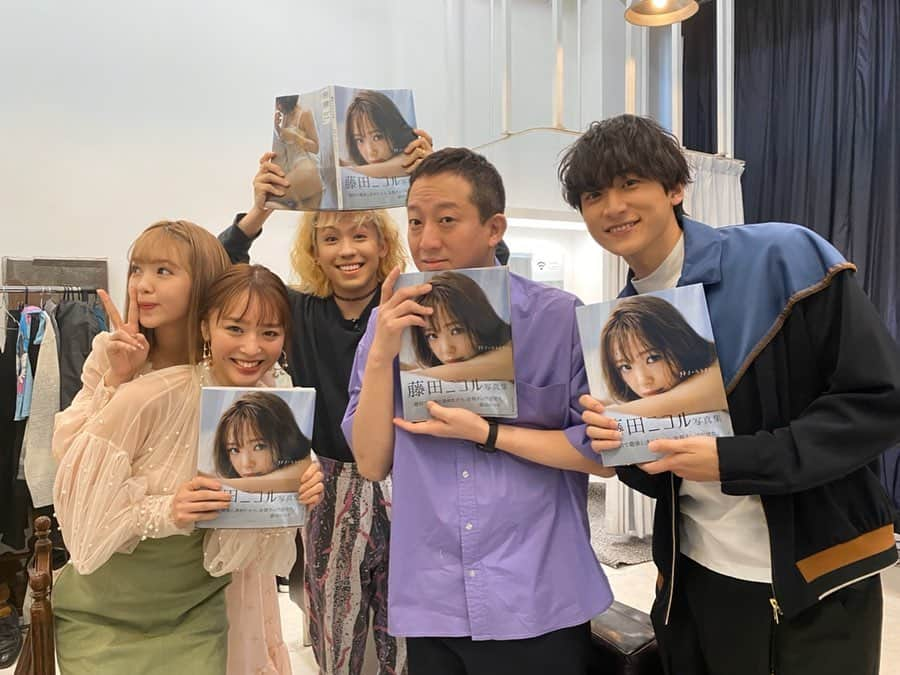 藤田ニコル１st写真集【公式】さんのインスタグラム写真 - (藤田ニコル１st写真集【公式】Instagram)「「恋んトス」メンバーにも 見てもらったよ🥰 いつも楽しい現場最高💓 恋んトスseason10 見てね！  #藤田ニコル１st写真集 #ニコルP #藤田ニコル #にこるん #ニコスキ」3月6日 14時03分 - 2525nicosuki