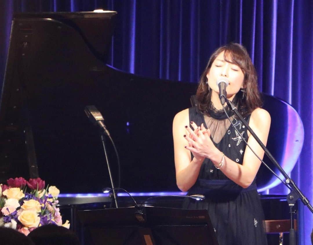 松本英子のインスタグラム：「その2💫  2020年2月9日 @神楽坂 The GLEE 『うたと詩』2ndステージより 「祈り灯」🎹🎤 https://youtu.be/k6d0KsEjOWM  pf&cho. 長谷川久美子 vo. 松本英子 ※明日20:00〜のYouTube生ラジオ風配信&チャンネル登録もぜひ🍄  #YouTube #piano #長谷川久美子 #松本英子 #live #神楽坂　 #theglee #祈り灯」