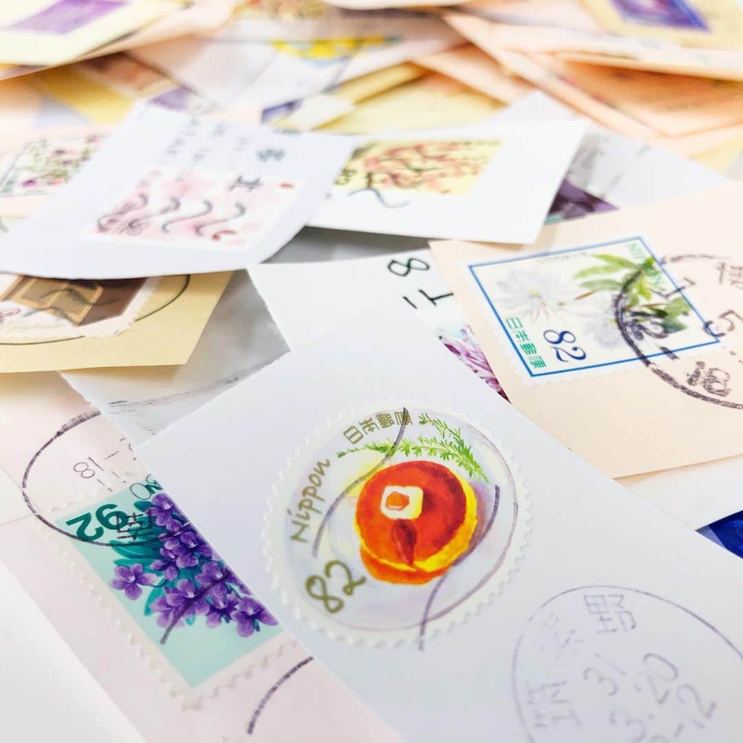 福岡女子短期大学さんのインスタグラム写真 - (福岡女子短期大学Instagram)「こんにちは、福岡女子短期大学です。 . 福岡女子短期大学には毎日多くの郵便物が届きます。これらの郵便物には色とりどりの綺麗な切手が貼ってあり、それらを見るのもひとつの楽しみです。最近は記念切手の他に季節の切手、ご当地の切手など種類もたくさんあります。 . 「FM福岡」で毎朝（月~金曜日）放送されている「MORNING JAM（モーニングジャム：https://fmfukuoka.co.jp/jam/）という番組では使用済み切手を収集し、女性のいのちと健康を守るために活動している日本生まれの国際協力NGO「ジョイセフ」へ送り届ける活動をしています。 . 国際協力NGO「ジョイセフ」は、国連、国際機関、現地NGOや地域住民と連携し、アジアやアフリカで、保健分野の人材養成、物資支援、プロジェクトを通して生活向上等の支援を行っています。 ． 使用済み切手は、国際協力NGO「ジョイセフ」を通じて、世界中のコレクターに購入いただき、販売益を発展途上国の母子保健に役立てています。 . 本学では、「FM福岡」の使用済み切手収集活動に微力ながら参加し、これまで２度「FM福岡」を通じて国際協力NGO「ジョイセフ」にお送りしました。 ． この春も使用済み切手が集まりましたので発送します。今後も引き続きこの活動を応援していきたいと思います。 ． この投稿をご覧になって「いいね👍」「役に立った」と思われた方は、@fukuoka_wjc をフォローをお願いします🥺 . ========[ お知らせ ]======== 西鉄福岡（天神）駅🚋北口改札前・地下鉄🚃天神駅に設置されている資料ボックスに本学も参画しております。『2020大学案内📕』につきましてはこちらでも配布しております🖌 ========================= . 子ども学科/健康栄養学科 音楽科/文化教養学科 . 福岡女子短期大学 住所：‪‪‪‪福岡県太宰府市五条四丁目16番‬1号‬‬‬ tel：‪‪‪092-922-4034‬‬‬（代表） ． #FM福岡 #ジョイセフ #福岡女子短期大学 #ボランティア #切手収集 #切手 #使用済み切手 #切手収集 #郵便切手 #スタンプ #古切手 #切手好き #切手部 #切手女子 #グリーティング切手 #記念切手 #スタンプ #コレクション #捨てるのはもったいない #集めるのが好き #collection #stamp #flowerstamp #greetingstamp #anniversarystamp」3月6日 14時10分 - fukuoka_wjc