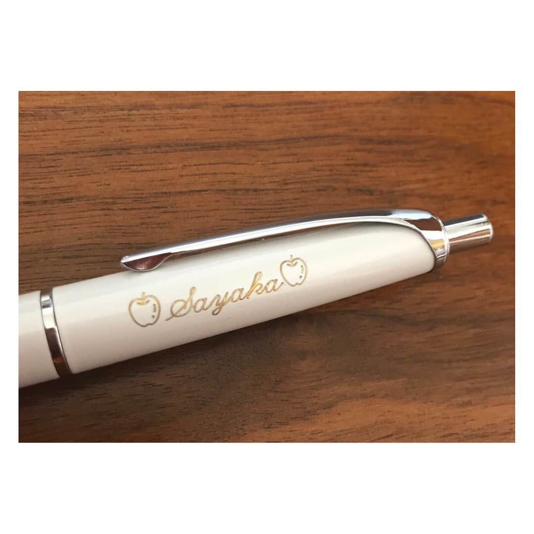 櫛引彩香のインスタグラム：「名入りペン🍎 これでいいこといっぱい書くゾと。 #ピレゼント #うれしい #かわいい」