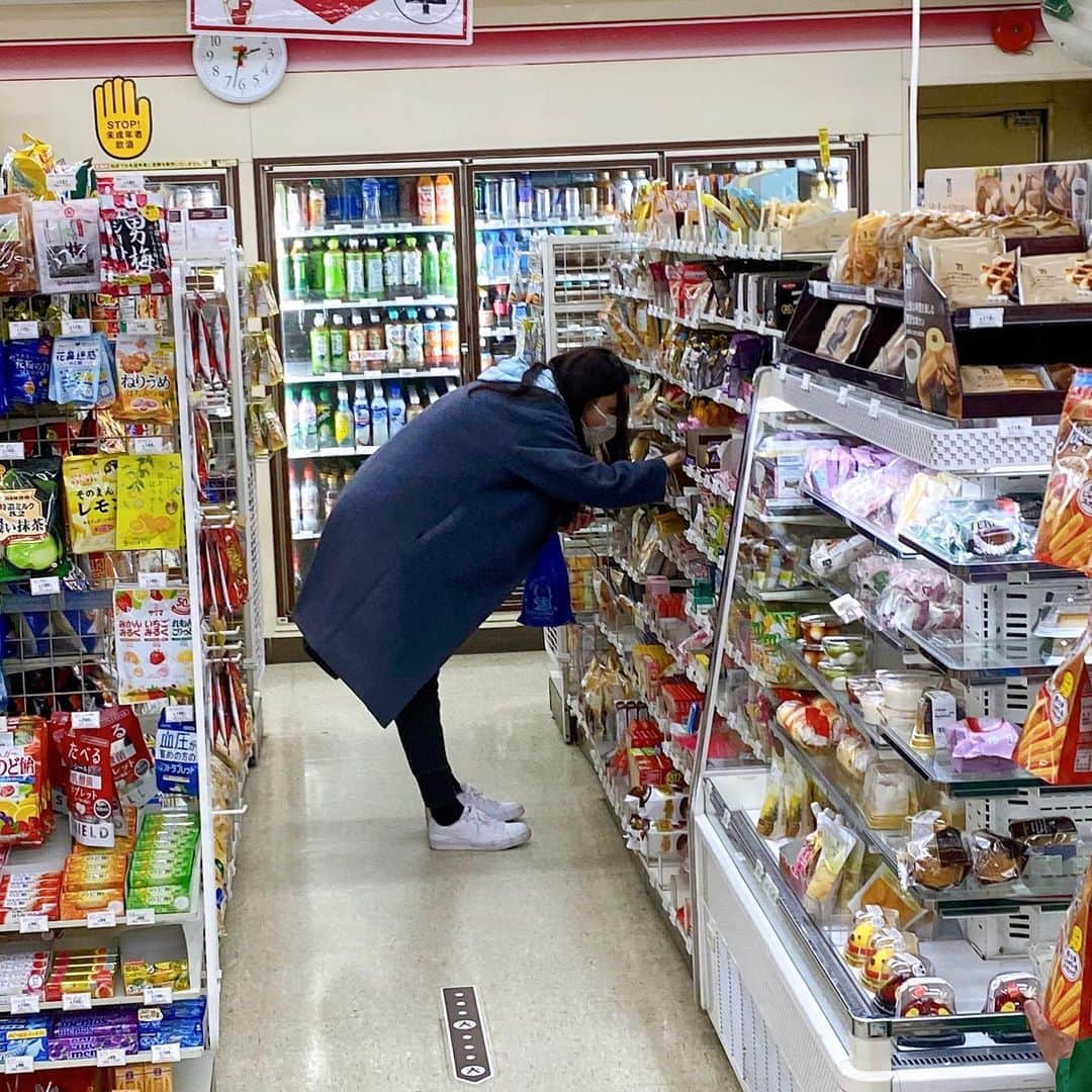 想乃さんのインスタグラム写真 - (想乃Instagram)「なんのお菓子あさってるか当ててみて🍫♡ （KitKatでした✌🏻）」3月6日 14時33分 - sonoduly