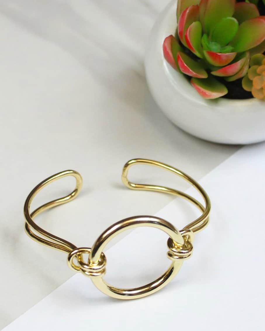 ジュールスミスのインスタグラム：「Circa Cuff ✌🏼🔮 .⠀﻿⁠ .⠀﻿⁠ .⠀﻿⁠ .⠀﻿⁠ .⠀﻿⁠ .⠀﻿⁠ .⠀﻿⁠ #jewelry #jewellery #necklace #ring #earrings #bracelet #gold #rings #accessories #jewelrygram #bling #jewels #sparkle #glitter #instajewelry #jewelrydesigner #bracelets #fashionjewelry #shine #braceletstacks #braceletsoftheday #instajewelry #bohojewelry #bohemianjewelry #gypsyjewelry #glitter #bohostyle #boldstyle #aboutalook⁣﻿⁠」