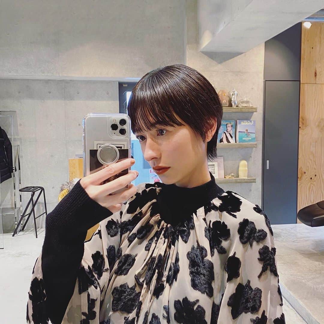 松本恵奈さんのインスタグラム写真 松本恵奈instagram お昼休憩にダッシュでカットだけ行ってきました いつもいい感じにしてくれるので安心せて任せられます 早く髪の毛伸びないかなー Nest ヘアサロン 美容室 3月6日 14時50分 Ena1123