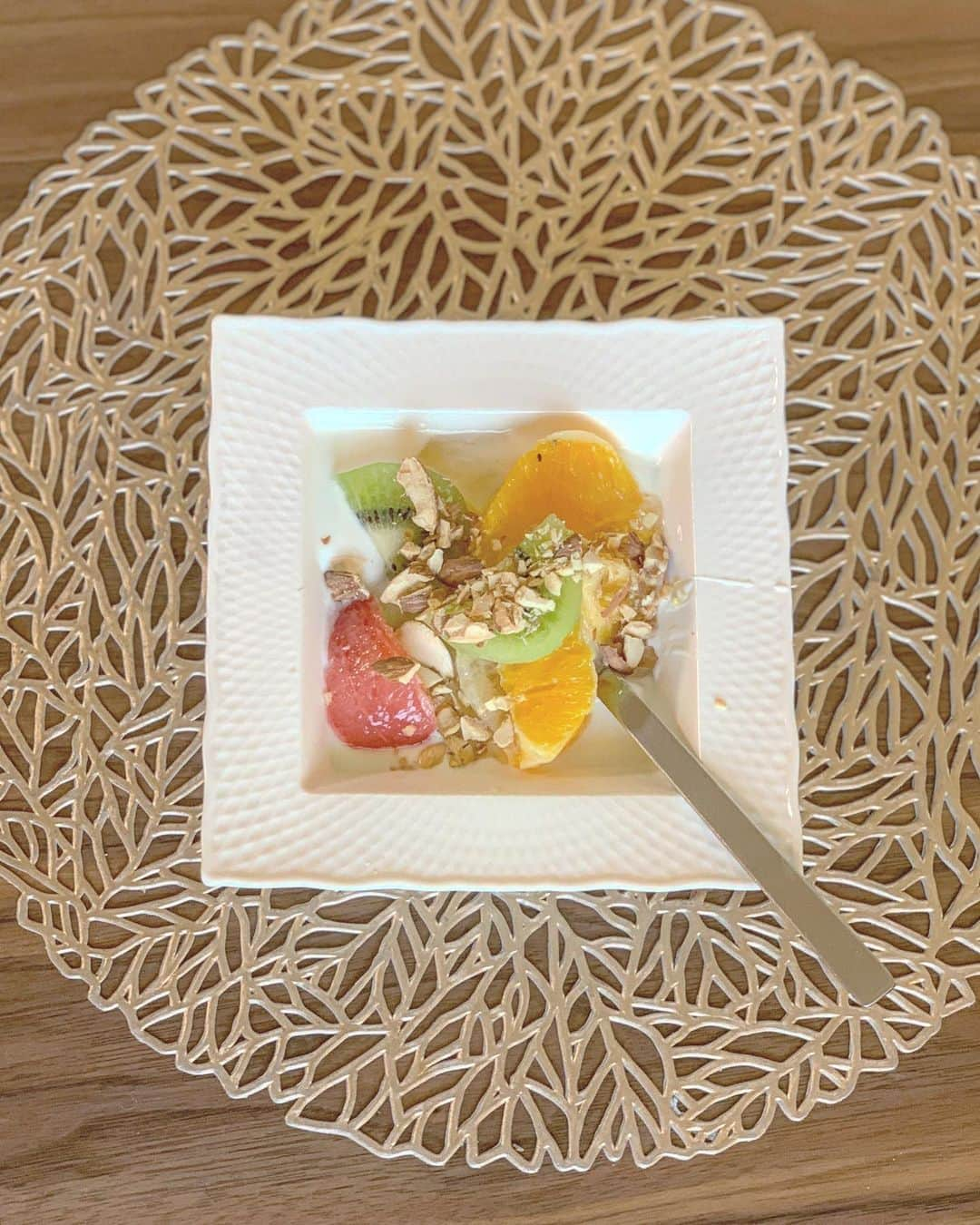 板橋瑠美さんのインスタグラム写真 - (板橋瑠美Instagram)「お家で食後のデザートに💕﻿ ﻿ ﻿ こんな、時期だからこそ、栄養あるものを口にしたい♡！👌﻿ ﻿ ﻿ ﻿ 抗酸化作用のあるビタミンCが豊富なキウイや柑橘類、﻿ 同じく抗酸化作用があるビタミンEが豊富なアーモンドを砕いて散らして、﻿ ﻿ 栄養満点ヨーグルトにしました❤️﻿ ﻿ ﻿ ﻿ ﻿ お姉ちゃんが手作りヨーグルトくれたから、﻿ 腸内環境が良いと健康にも美容にもいいし、﻿ もちろん手作りだから無糖なので、﻿ ﻿ フルーツの甘味と、国産のアカシアはちみつを少々。﻿ ﻿ ﻿ ﻿ 楽しく健康なものを、美味しいものを食べて行きたいですね💕」3月6日 14時59分 - rumi_official_0616