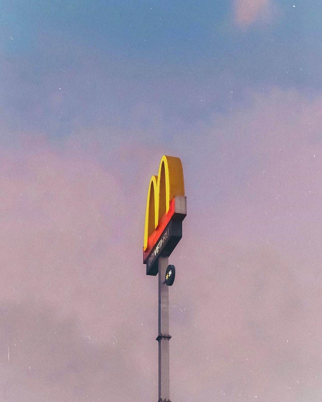 McDonald's Philippinesのインスタグラム：「We can really feel the ❤️ from this post by @themarkandreev. Keep blessing our feed by tagging us on your awesome McDo Art. 😉」