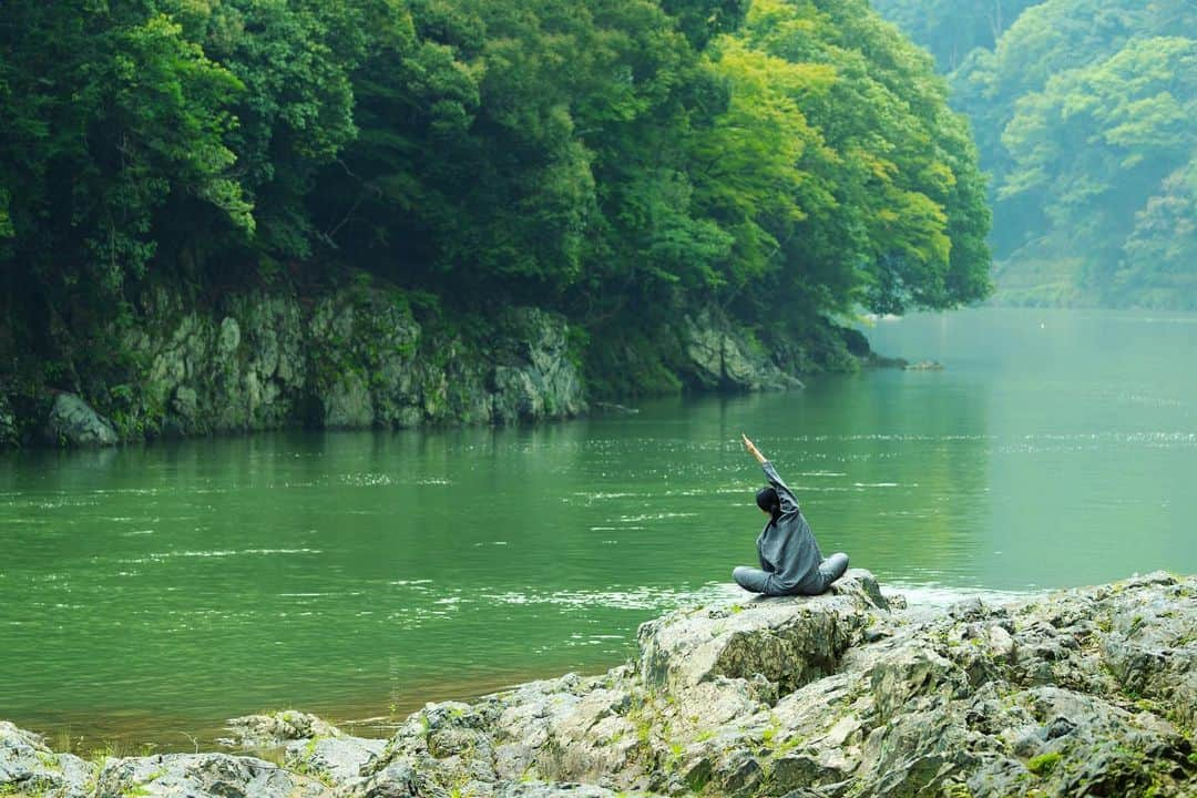 星野リゾートさんのインスタグラム写真 - (星野リゾートInstagram)「【水辺の私邸で東洋医学の考えをもとに心身を調える】﻿ ﻿ Balance your mind and body using techniques inspired by Oriental medicine -- HOSHINOYA Kyoto invites to join a healing 2-day program to prepare your body for spring﻿ ﻿ 気候や環境の変動が大きく不安定になりやすい春。星のや京都ではこの季節を気持ちよく過ごせる状態へと導けるよう、滞在型スパプログラム「水辺の好日〜春の養生〜」を開催します。様々な独自の体験を通して身体も心も調えることができるプログラムです。﻿ ﻿ ①「新緑野遊山」と「川のほとりの深呼吸」でリフレッシュ﻿ 「新緑野遊山」では、朝日に照らされた若葉の下、川沿いの遊歩道を歩いて汗を流しリフレッシュします。その後行う「川のほとりの深呼吸」は、呼吸法を取り入れたストレッチと瞑想です。東洋医学では、水の流れる場所は邪気を流すのに適した場所とされています。川辺で新鮮な空気を取り込んで身体に巡らせ、四肢を大きく伸ばすことで身体も心もほぐれます。﻿ ﻿ ②春野菜たっぷりの朝鍋で一日の活力を得る﻿ 朝食は菜の花や新玉ねぎ、春キャベツといった春野菜をたっぷりと使った鍋です。東洋医学では春に、肝(かん)の動きを促進する苦味のある食材や、胃の動きを助けてくれる自然の甘味がある食材をとることが大切だとされています。﻿ ﻿ ③お灸や草根木皮の湯で、気と血の巡りを調える﻿ 客室にて、問診を行いお灸を据え、その後、草根木皮の湯とお茶で身体を整えます。お灸やお茶は問診結果をもとにお灸やお茶は問診結果をもとに一人ひとりの身体の状態に合わせてご用意。温めたり刺激したりすることにより、気の巡りや血の巡りが調います。﻿ ﻿ 京都の文化や嵐山の自然に触れて心や感性を調えながら、心身と向き合う時間をお過ごしください。﻿ ﻿ #HoshinoResorts #星野リゾート #hoshinoya #星のや #hoshinoyaKyoto #星のや京都#Kyoto #Arashiyama #京都 #京都府 #嵐山 #京都旅行 #KyotoTrip #Kyotohotel #luxuryresort #JapaneseHotels #travelJapan #ig_Japan #JapanTravel ﻿ ﻿」3月6日 14時55分 - hoshinoresorts.official