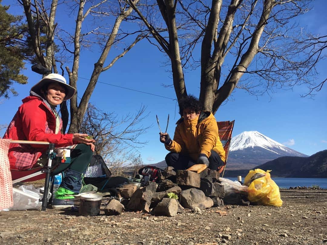 後藤ユウミさんのインスタグラム写真 - (後藤ユウミInstagram)「ぼくらのアウトドア第4弾、ついに本格的にアウトドアへ。暴風雨の中のサイト設営も良いスパイス。本栖湖、すごい景色だった。ありがとう、富士山。」3月6日 14時58分 - yurumichan
