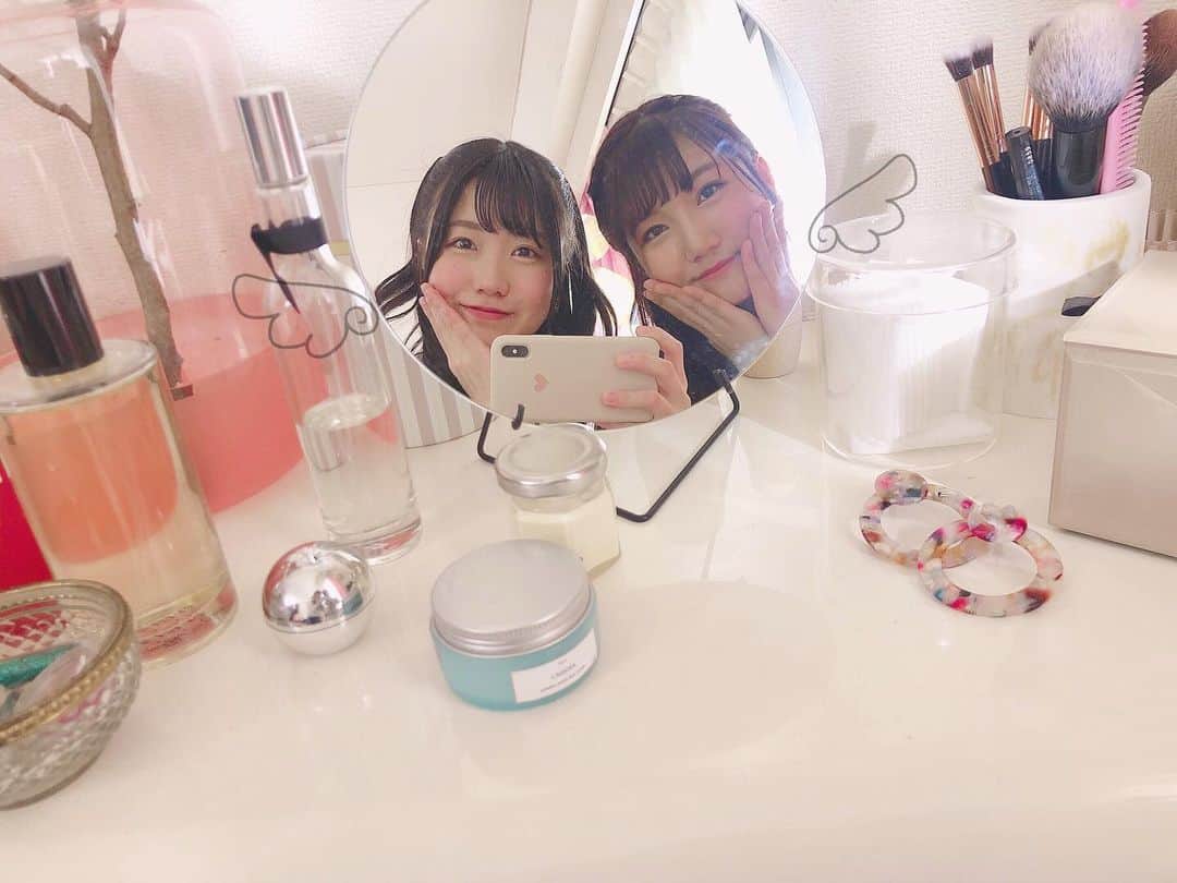 のインスタグラム：「🕊 有羽ちゃんと鏡越しショット ！ ちゃっかり自分にも 羽付けちゃった👼🏻໒꒱ . #なづゆう？ #ひぐばやし？ #なづばやし？ (笑) . . . #鏡越し」