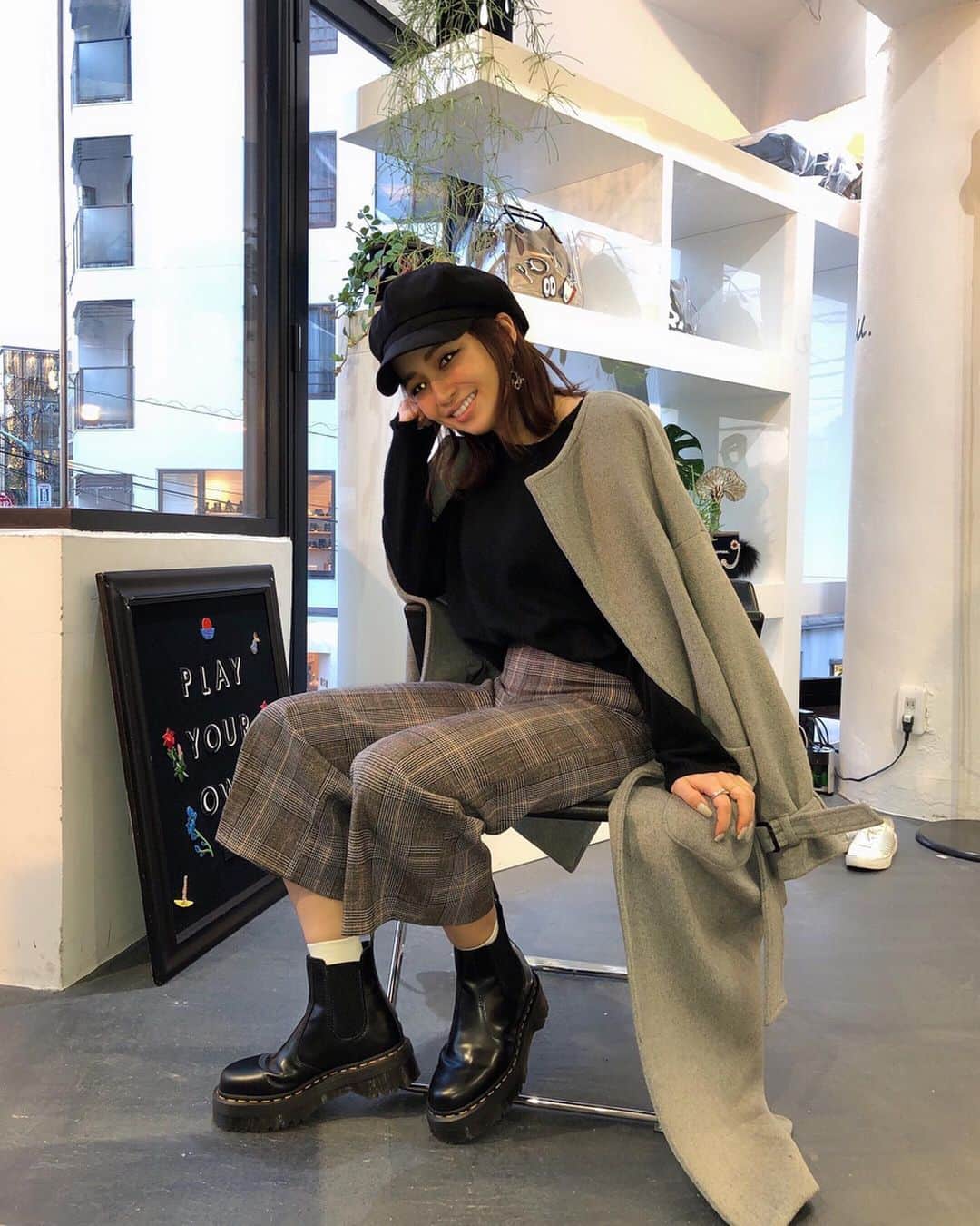 のインスタグラム：「朝10時に起きて11時にお家出たコーデ . 代官山でランチしてお茶して だいすきなニューニュー👜　@newneu_tokyo  新作がほんまにえぐい可愛かった!!!!! ２枚目の買ったんだぁ♡ クレジットカードと携帯とリップとハンドクリームさえ入れれれば ひらぬまは荷物完了なので これを肩からかけていっぱいでかける予定 . んで、今年はヒールをはく。誓う。笑 まじでルブタン買っても1回もはいてない説 ヒールはいてたら1秒でタクシーのっちゃう . . . 明日は土曜日やでぇ」