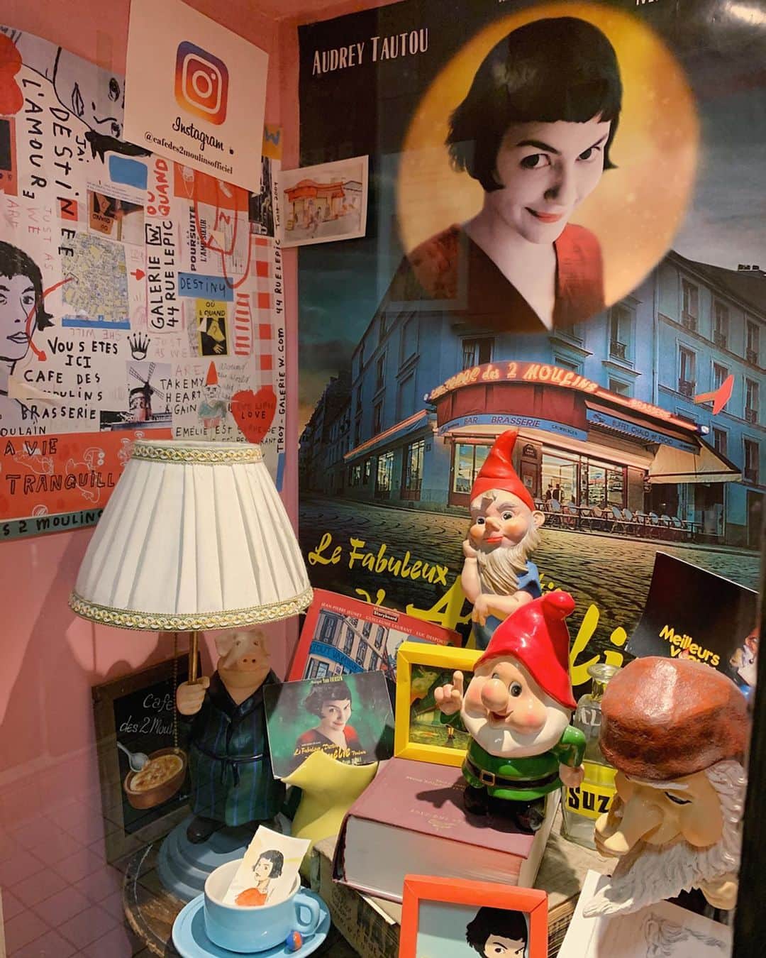 karen okajimaさんのインスタグラム写真 - (karen okajimaInstagram)「ㅤㅤㅤ  ㅤㅤㅤ アメリが働いてたカフェ☕*° ㅤㅤㅤ  めっちゃ可愛くて定員さんも優しくて 日本語で沢山話しかけてくれた🥰❤️ またアメリメニュー頼んでシェアしたんやけど どれも美味しくて最高😆💓 流行るのが分かる✨ また行きたいなぁ🎶  ㅤㅤㅤ  #CafedesDeuxMoulins #カフェデドゥムーラン #lFrance  #パリ旅 #美術館 #フランス #フランス女子旅  #おかじ旅行記 #シャンゼリゼ通り #フランス旅行 #Paris #岡島かれん #アメリカフェ #アメリ #アメリのカフェ」3月6日 20時30分 - karenokajima0318