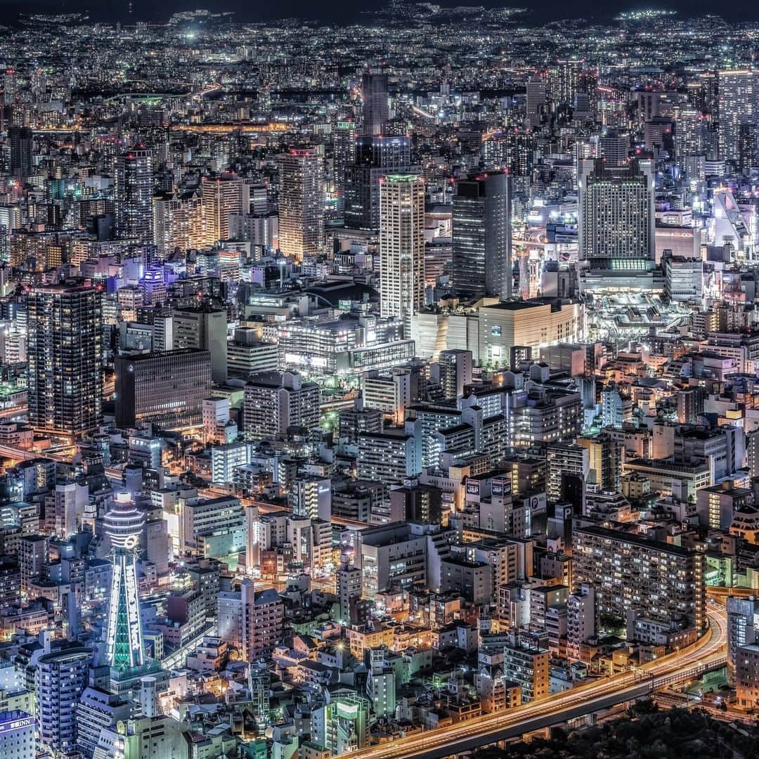 関西電力株式会社さんのインスタグラム写真 - (関西電力株式会社Instagram)「. ＼大阪・ミナミの街を明るく照らす「灯」💡／ モダンな街並みのなかにもどこかレトロな雰囲気が感じられる大阪市南部エリア🏙 なかでも「通天閣」は、昔ながらの下町らしさが残る新世界エリアのシンボルとして、地域の人々から長く愛されているスポット💖 季節やイベントに合わせたライトアップで、見る人々の心を今日も明るく照らしています🌈 . --------------- ■通天閣へのアクセスには ・Osaka Metro堺筋線「恵美須町駅」(徒歩約4分) ・Osaka Metro御堂筋線「動物園前駅」(徒歩約7分) ・JR環状線「新今宮駅」(徒歩約7分) が便利です --------------- . #夜景 #夜景ら部 #japan_night_view  #ライトアップ #絶景 #展望台 #夜景が綺麗  #高層ビル #都市夜景 #大阪 #osaka  #日帰り旅行 #大阪旅行 #カメラのある生活  #通天閣 #新世界 #大阪観光 #あべのハルカス  #観光スポット #関西でお写んぽ  #loves_united_japan #ダレカニミセタイケシキ  #bestphoto_japan #灯  #貴重な体験 #景色最高 #tripgramjp  #best_expression_night  #お写んぽ #インスタスポット」3月6日 15時01分 - kanden.jp