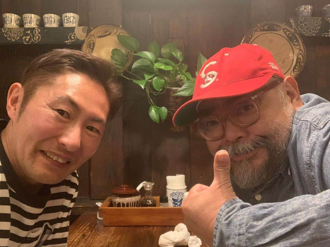 なべやかんさんのインスタグラム写真 - (なべやかんInstagram)「‪カメラマンの小林バクさんとランチ。‬ ‪芸能界で有名カメラマン。‬ ‪アイドル、俳優、ミュージシャン、海タレ、スポーツ選手、様々な人を撮っているバクさん。‬ ‪マイケル・ジョーダン、ロバート・デニーロを撮影した時の話を聞いた。‬ ‪撮影後、デニーロからサインを求められたそうだ。‬ ‪バクさん凄すぎ。‬ #カメラマン #芸能界で有名 #ハリウッドセレブ #アイドル」3月6日 15時03分 - yakan_nabe