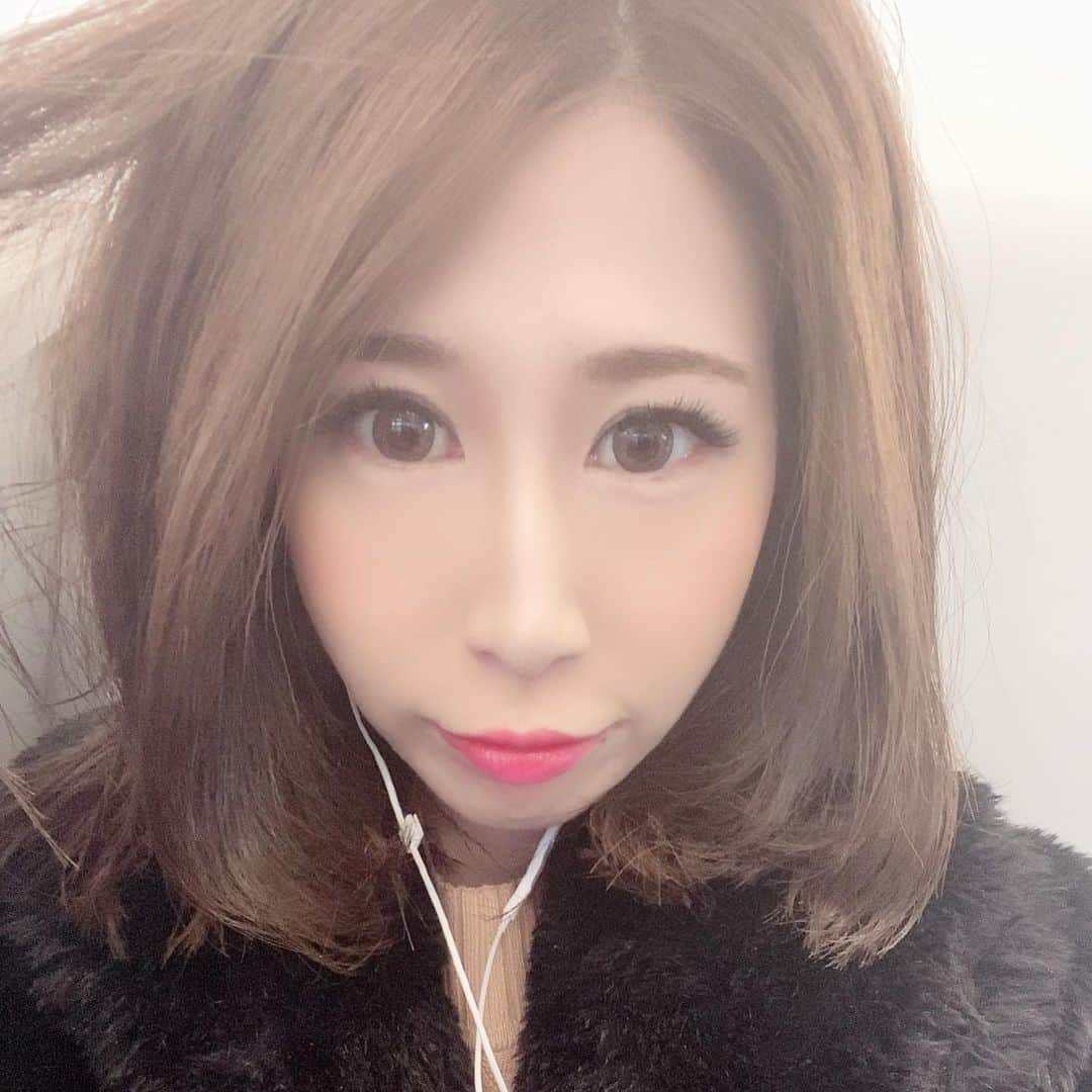 赤崎ティナ（西浦舞由美）のインスタグラム：「なんだかお疲れ様( ´ ▽ ` ) #舞台出演　決定いたしまして、、 これほどにない　#シンプルネイル #お稽古　はじまります #寝不足気味 オファーって、うれぴよ。 改めて😳 無事、開演できますように😭 #ファッションショー　もあるし、、 大丈夫かな、、 #赤崎ティナ #タレント　#女優　#モデル #芸能」