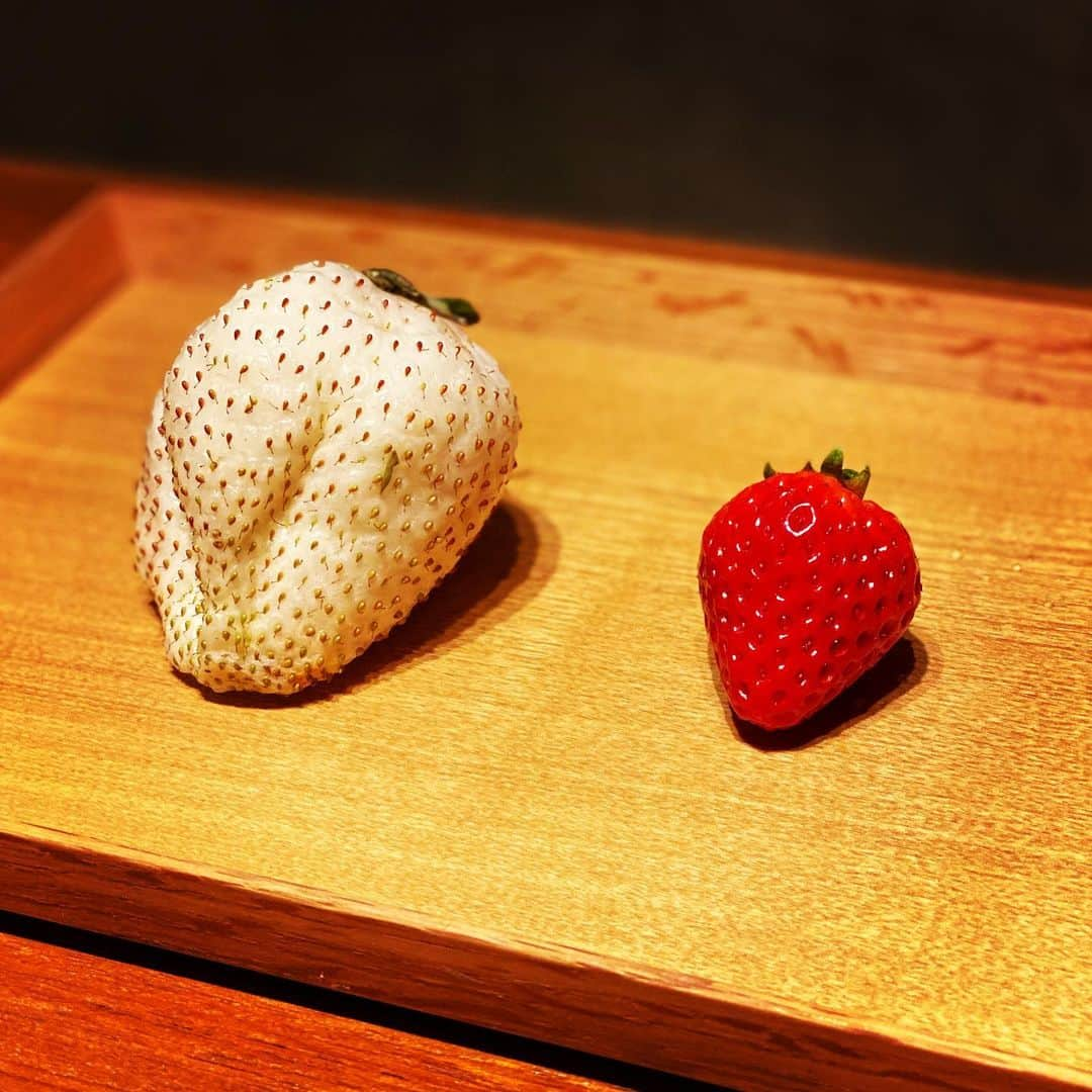 FukuyamaGoh さんのインスタグラム写真 - (FukuyamaGoh Instagram)「こんな苺初めて見た🍓🍓 #whitestrawberry  #saga  #井出農園　#天使の実プレミアム  #gohgan #immunityboost」3月6日 15時14分 - goh_f