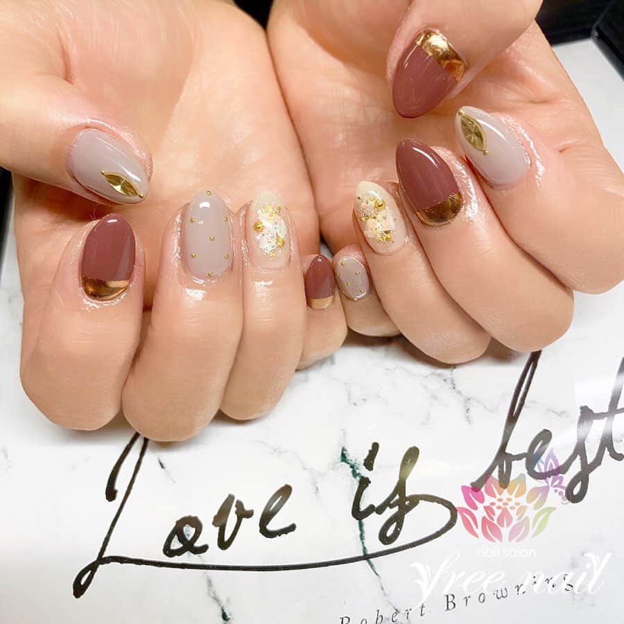 free nail フリーネイルのインスタグラム：「. お客様ネイル💅🏻🌼 . オーバルネイル🌝⚪️🟤 . 人気のブラウンミラー🤎✨ . スワイプして動画も見てね⇨☝︎🎬✨ . ご来店ありがとうございました🙇🏻‍♀️🙇🏻‍♀️🙇🏻‍♀️💗 . #ネイルアート #ジェルネイル #ネイルサロン #大阪ネイルサロン #ネイルデザイン #ネイルチェンジ #ミラーネイル #シェルネイル #スタッズネイル #埋め込みネイル #デザインネイル #トレンドネイル #シンプルネイル #おしゃれネイル #オーバルネイル #大人ネイル #春ネイル #springnails #nailsart #nailsdid #美甲 #日式美甲 #日式美甲胶 #日本美甲师 #日本美甲老师 #美甲上课 #日本胶 #フリーネイル #freenail」