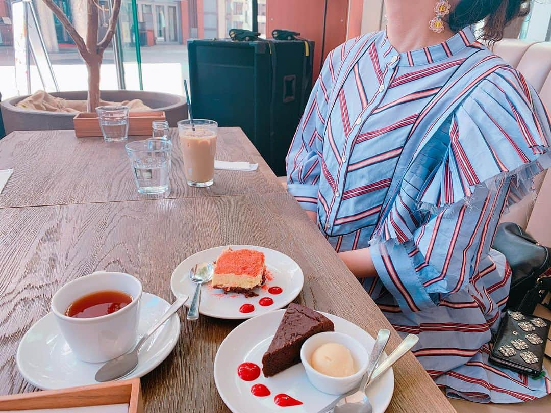 北原里英さんのインスタグラム写真 - (北原里英Instagram)「ロケの空き時間にカフェ☕️ 今日はあの！あの人とロケなので めちゃくちゃ楽しいです😂❤️✨ この写真でわかる人はプロです。 . . #顔写らんように  #首上げてもらった  #ら  #首筋  #いいかんじ」3月6日 15時27分 - rie_kitahara_3