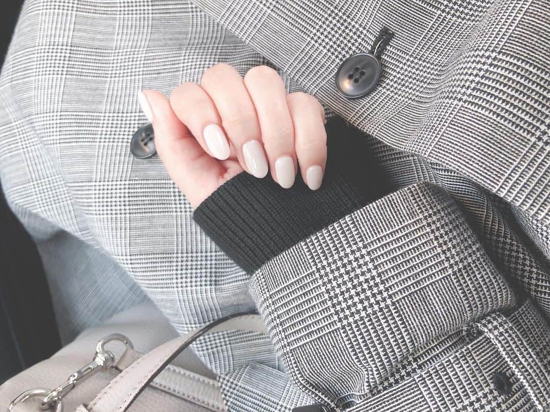 西本早希のインスタグラム：「・ 💅 🔴→⚪️ @homefukuoka  @asa0320」
