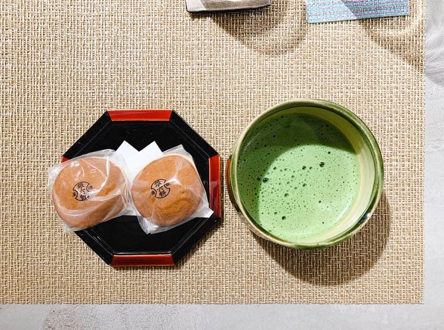 小川暖奈のインスタグラム：「先月、なつめちゃんとザギンでシースーしました🍣 こんな高級なお店に自分で行ったのは初めてです🍣 2人とも大人になったということで、記念に🍣 #蟹の甲羅の日本酒のやつおっとな〜」