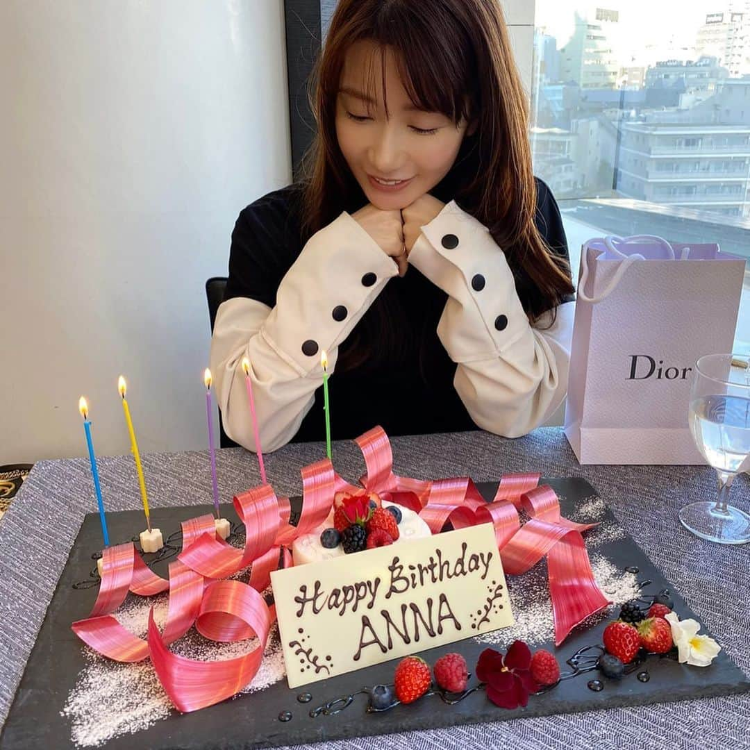 中川杏奈さんのインスタグラム写真 - (中川杏奈Instagram)「年末ぶりのみづき💓 お誕生日祝ってくれました😻 とっても可愛いピンクのリボンのキャンディに包まれたケーキ美味しかった🎂🎀 プレゼントもかわいくて見てるだけでうきうきありがとう😊💓 会う度に出会って何年か数えてるんだけど10年以降はよくわからず…13年？ はじめて会ったのは10代だった渋谷HMVイベントの控え室✨ 美少女すぎて話すの緊張したあの時✨ それから今まで仲良くいられるなんてありがたすぎる😻 おばあちゃんになってもルドイアの話しようね笑 : #わかる人にはわかる #第二の青春 #第三惑星アイドル  #天王星 #木星 #六本木ランチ　#お誕生日会 #誕生日プレゼント #ディオールコスメ #ピンクメイク #ピンクコスメ #六本木ヒルズ #インスタ映えスイーツ #インスタ映えケーキ」3月6日 16時07分 - annanakagawa0228