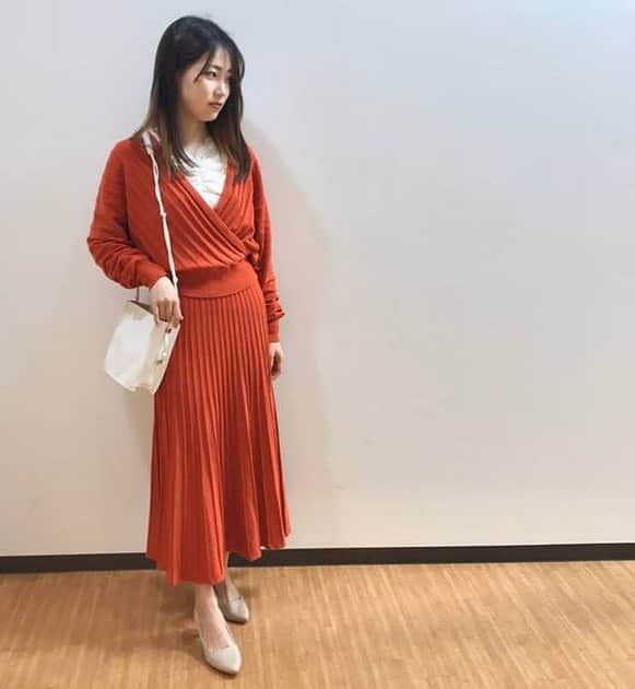 ペリエ千葉さんのインスタグラム写真 - (ペリエ千葉Instagram)「【ストリート2/ビス】 . . ⭐NEW ITEM⭐⠀ ⠀ セットアップ対応のカシュクールニット＆ニットスカートが入荷いたしました💓⠀ セットアップとしてだけでなく別々でもお使い頂きやすいデザインになっております✨⠀ ⠀ ☑【セットアップ対応】 プリーツ編みカシュクールプルオーバー BVM1006 ¥４，３７８ ブラック/グレー系/オレンジ⠀ ⠀ ☑️【セットアップ対応】 プリーツ編みニットスカート⠀ BVC1008 ¥５，０３８ ブラック/グレー系/オレンジ⠀ ⠀ ⠀ ぜひこの機会に店頭にてご覧下さい♡  #ペリエ#ペリエ千葉#ペリエDS #ストリート2#千葉駅 #vis#ビス #セットアップ#コーディネート #スカート」3月6日 16時15分 - perie_chiba