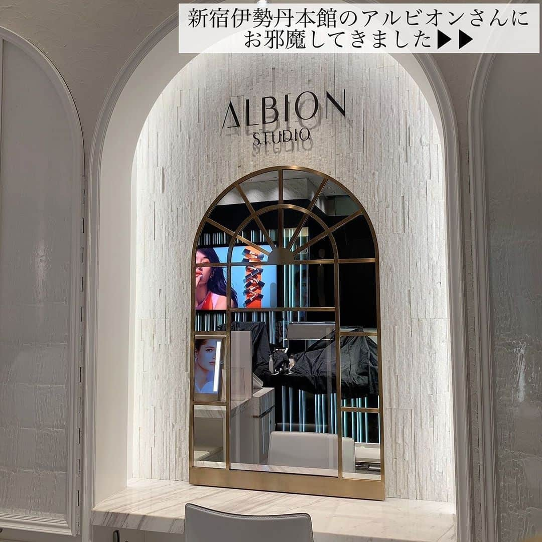 ささき ともみのインスタグラム：「・ 先日、伊勢丹新宿店本館1階にある アルビオンさん初のメイクアップ専門スタジオ「ALBION STUDIO」にお邪魔してきました☺️💕 ・ 丁寧にカウンセリングをしていただき プロのメイクアップアーティストさんから 私に合ったコスメをセレクトしていただきました💄 ・ 中でも特に気になったのは 2/17〜新発売の#ホワイトパウダレスト ❗️ ・ もともとピンクのパッケージの パウダレストを気に入って使っていたんですが、 ホワイト パウダレストが発売になると知って ずっと気になっていたんです🥺 ・ パウダレストの溶け込み感はそのままに SPF25 PA++にアップした 春夏向けのファンデーションだそうです✨ ・ 実際にお試しさせていただいて感じたのは、 パウダレスト同様、本当に粉感ゼロ🥺❗️ パウダレストはすーっと肌へ溶け込む感じで、 ホワイト パウダレストは溶け込みながらも 表面にツヤっとした質感を 残してくれるように感じました❤️ とてもパウダーとは思えない仕上がりで しっかり密着していて崩れにくい🥺✨ 春夏のファンデーションとしてはもちろん、 艶っぽい仕上がりが好き方にもオススメです🥰 ・ その他にもいくつかオススメしていただき、 その中でも気になったのは、日中乾燥を感じた時に メイクの上から使える保湿美容液 エクサージュの#デイモイスト スペシャリスト ❗️ とろみのある美容液なので、メイクの上から使っても ヨレたりしないかな？と思って アーティストさんに聞いてみましたが、 滑らせずに優しく抑えるように付けると ヨレないですよーとアドバイスしていただけました😌✨ ・ 実際にメイクの上から使ってみましたが、 潤いながらもピタッと薄膜を張ったような仕上がりに🥺 マスクに水分を奪われてカサカサに 乾燥していた頰に潤いが復活しました😭💓 アドバイス通りに塗ると ヨレたりする事もありませんでした👌✨ ・ その他にも新しく発売されるリップなど 色々気になるものがあり過ぎて・・🥺 あれもこれも欲しくなってしまいました😂❤️ ・ 春夏用のファンデーションをお探しの方は ホワイト パウダレストがおすすめです🥰 ・ albion studio公式LINEを友達追加もできるのでぜひ ❗️ ﻿「albionstudio」で検索してみて！ ♡┈┈┈┈┈┈┈┈┈┈┈┈┈┈┈┈┈┈┈♡ #アルビオン#albion#メイク好きさんと繋がりたい#PR#デパコス#ファンデーション#パウダーファンデーション#パウダレスト#ベースメイク#美容液#メイク#コスメ#アルビオンスタジオ#ホワイトパウダレスト @albion_jp」