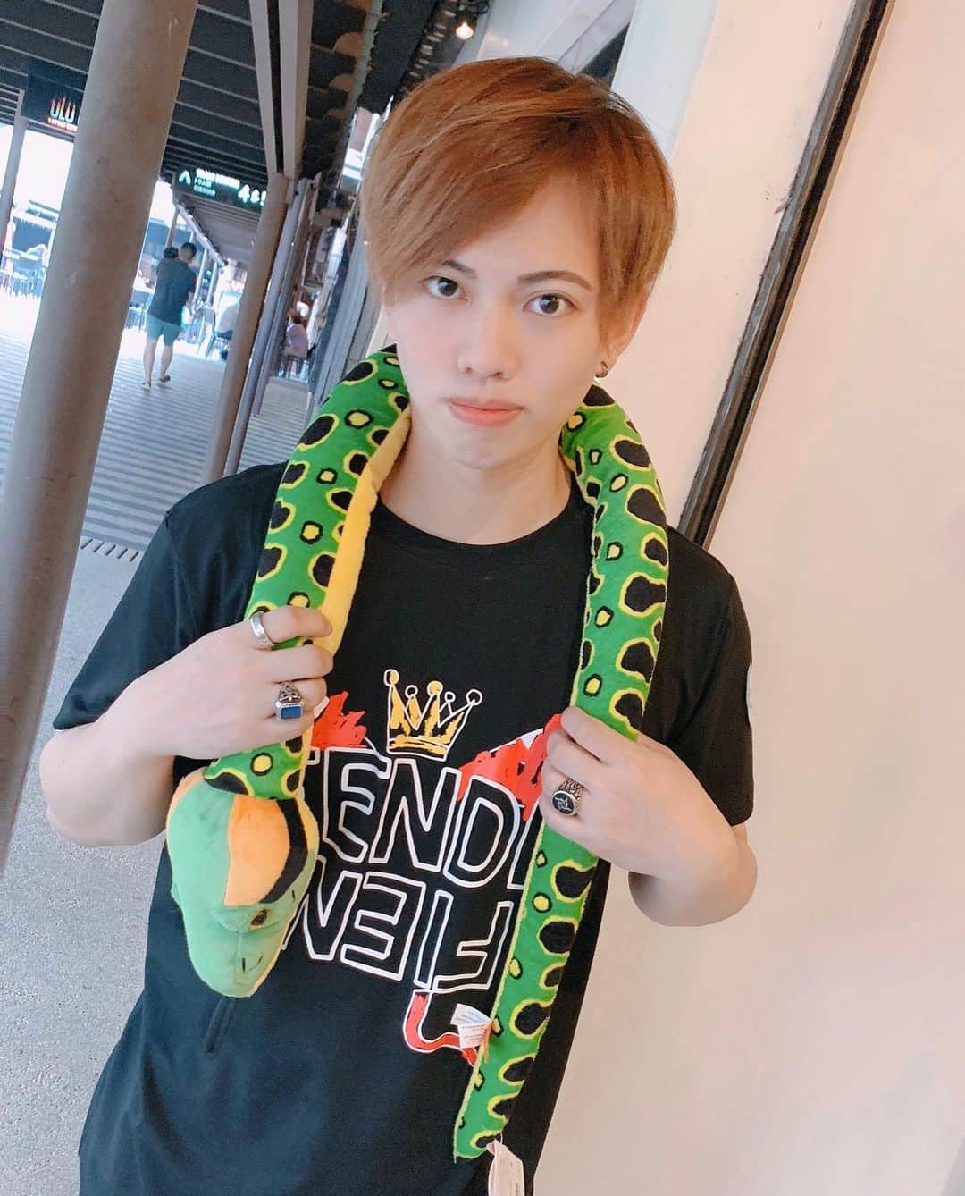 YASTIN のインスタグラム：「このヘビ🐍買おうかどうか1時間ぐらい悩んだ ・ ・ ・ #ナイトサファリ #蛇 #ぬいぐるみ #シンガポール #singapore #自撮り #自撮り男子 #selfie #旅スタグラム」