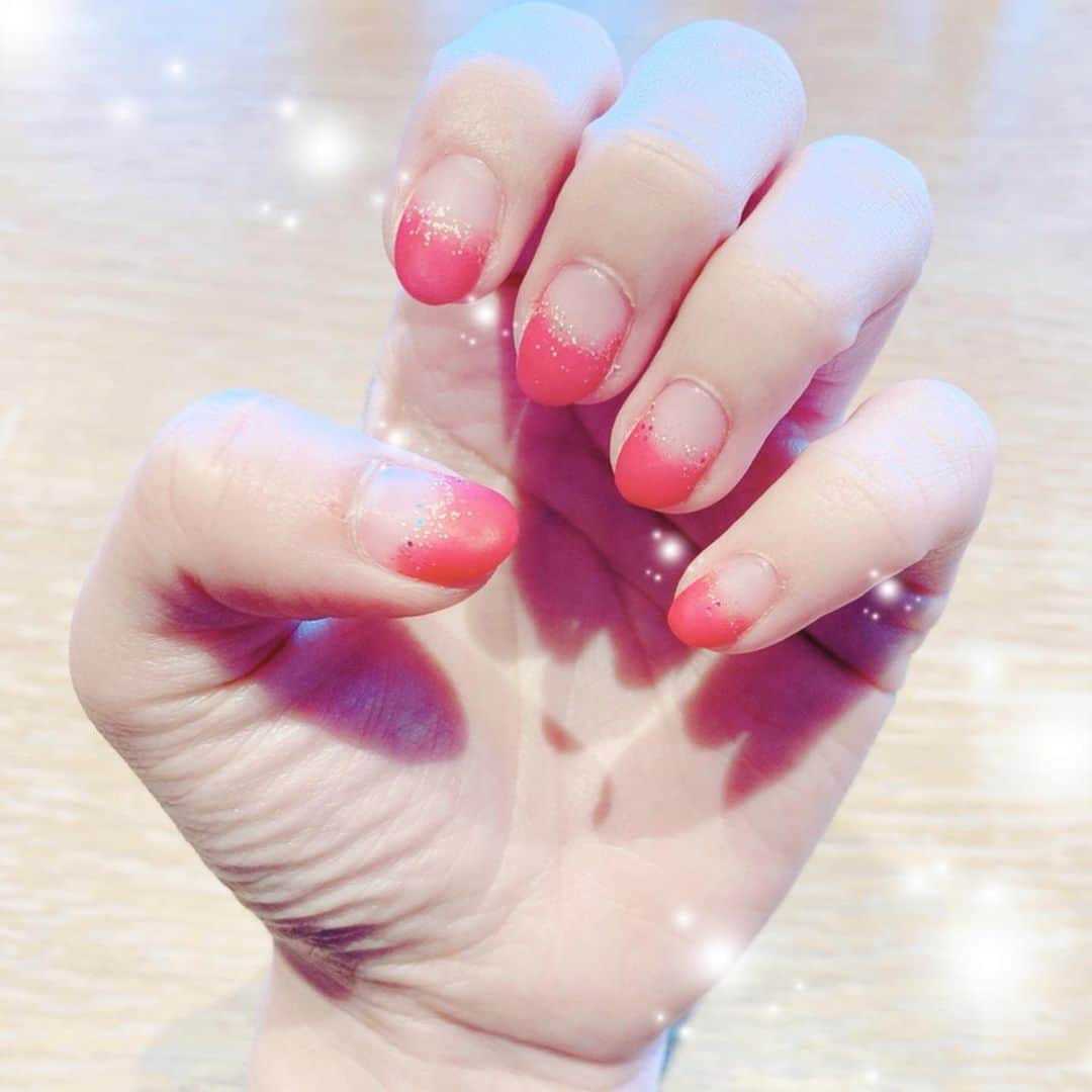 小島まゆみさんのインスタグラム写真 - (小島まゆみInstagram)「. . . 最近のネイルいろいろ💅💗 . . . ナチュラルなのが多いです♪ . . 1枚目は現在、春っぽく  2枚目はピンクとストーン埋めつくしだったり好きな感じ  3枚目はバレンタインの時期だったから赤にしたよ🌟 . . .  #nails #nailart #naildesign #ピンクネイル #春ネイル #ドットネイル #フレンチネイル #オフィスネイル」3月6日 16時28分 - kojima_mayumi_