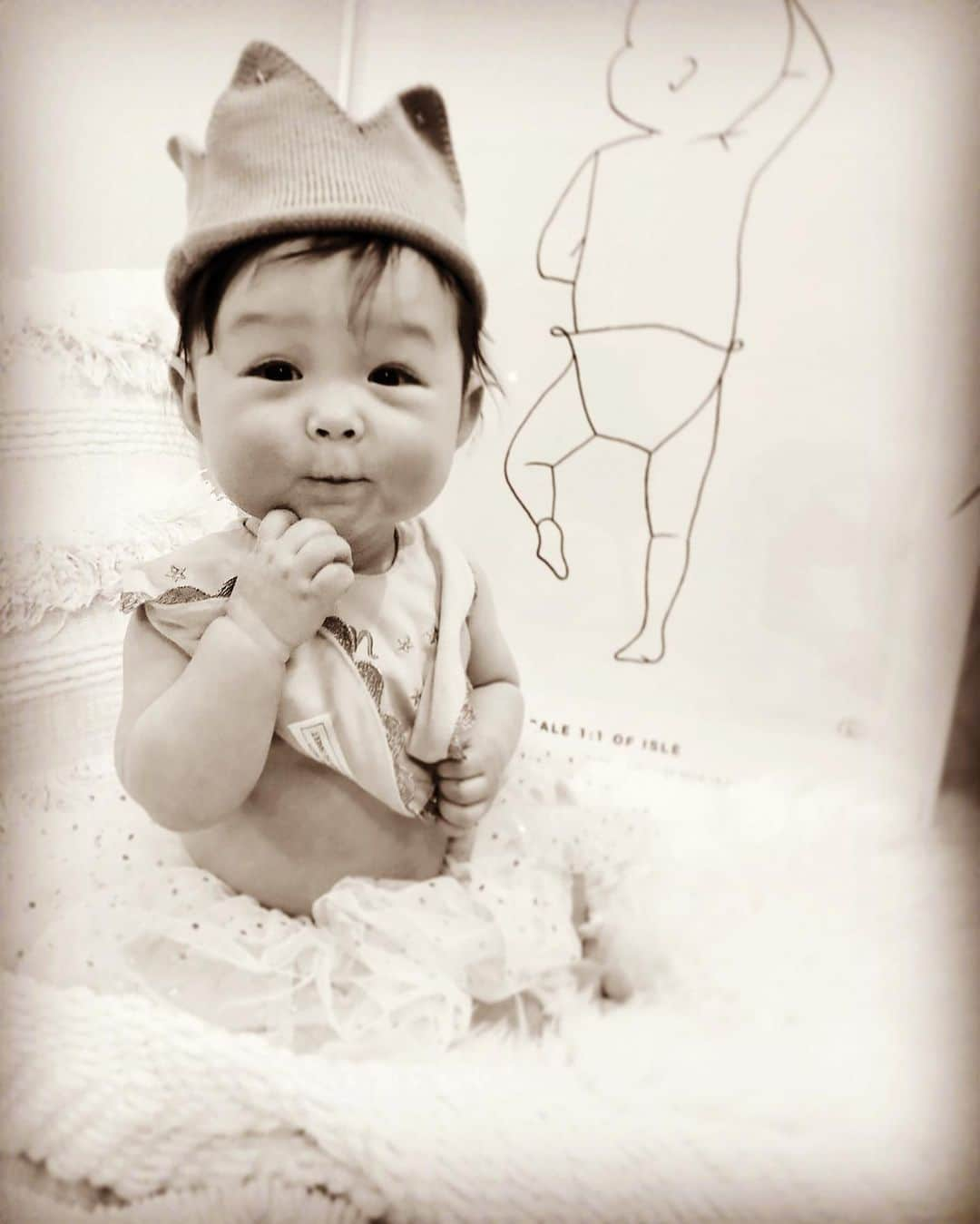 ありさトレイシーのインスタグラム：「#thebirthposter#halfyear#sixmonths#halfbirthday#birthday#babyboy#chubby#england#japan#cute#love#6months#isle#離乳食#8キロ超え#お座り#つかまりだち#down#up#ずりばい#目離せない」