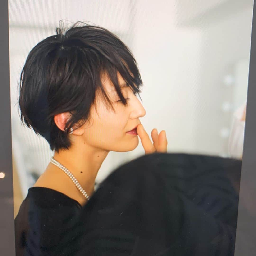 神山まりあさんのインスタグラム写真 - (神山まりあInstagram)「Short hair lover🙌  ショートにしてほんとよかったって感じた今日の撮影☺️ それもこれもloveな @photoby217 と @masaakifukugawa のおかげ💋💋💋 #love #happy #work #fun #shorthair #black #おしゃれって楽しい」3月6日 16時34分 - mariakamiyama