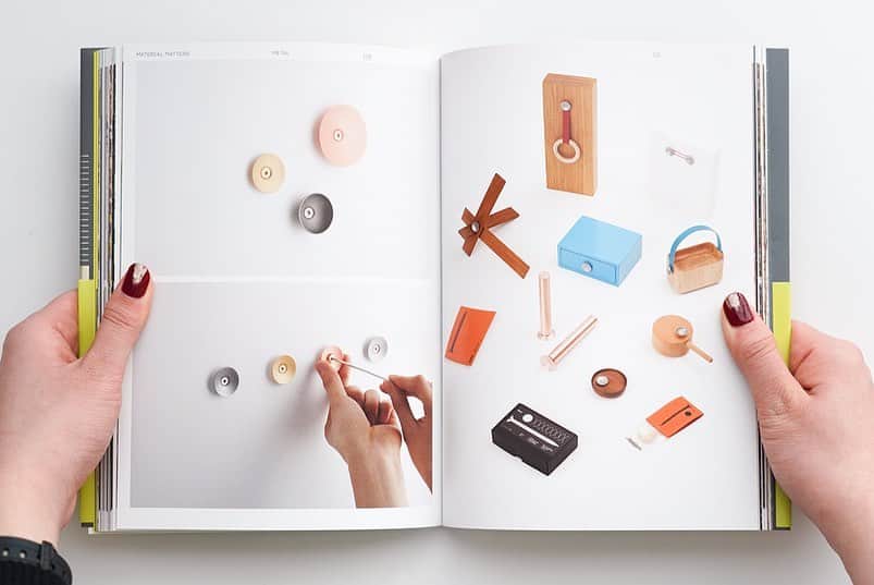 haconiwa / 箱庭さんのインスタグラム写真 - (haconiwa / 箱庭Instagram)「毎週金曜日は #週末読みたい本 のコーナーです！﻿ ﻿ 今週は、『木×デザイン』『金属×デザイン』『石×デザイン』をご紹介します。﻿ アーティストやデザイナーが、「木」「金属」「石」それぞれの素材の魅力を引き出したデザインが掲載されている3冊。﻿ ものづくりに携わる方ならぜひ持っておきたいシリーズですよ！﻿ ﻿ 詳しくは本日公開の記事をチェックしてねー﻿ ﻿ #週末読みたい本 #本 #book #木 #金属 #石 #デザイン」3月6日 16時40分 - haconiwa_mag