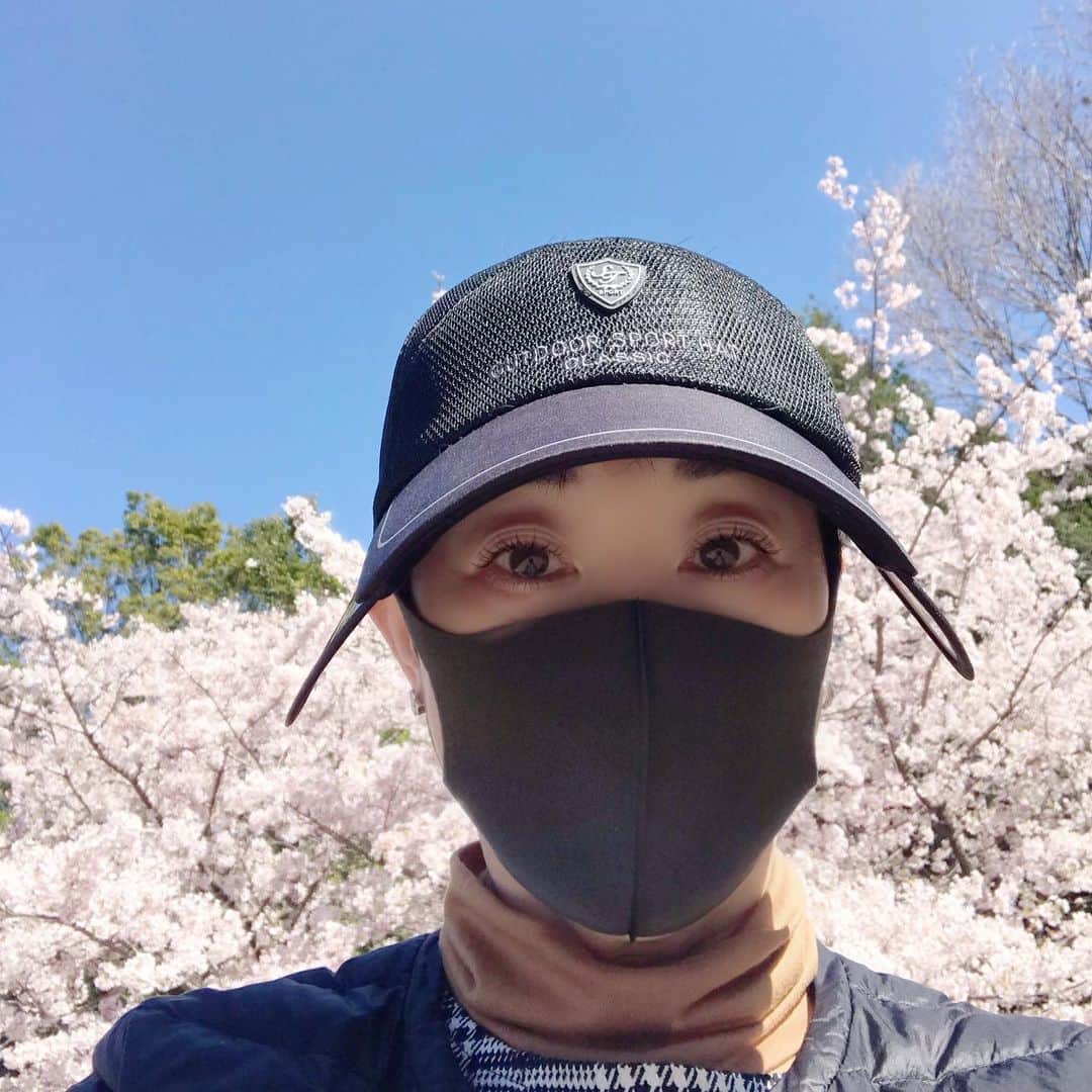 小川知子さんのインスタグラム写真 - (小川知子Instagram)「#桜#お花見#春#マスク  春日和〜🌸 外出を控えるのは子供も大人も限界ですよねー。 桜の下で楽しそうな親子連れを見るとホッとします。  私は毎日散歩してますー。  あまり神経質になるのもどうかなと思います。 手洗いうがいをキチンとして、元気にしています〜。 お花に癒されますね😊🌸🌸」3月6日 16時52分 - tomoko_ogawa_