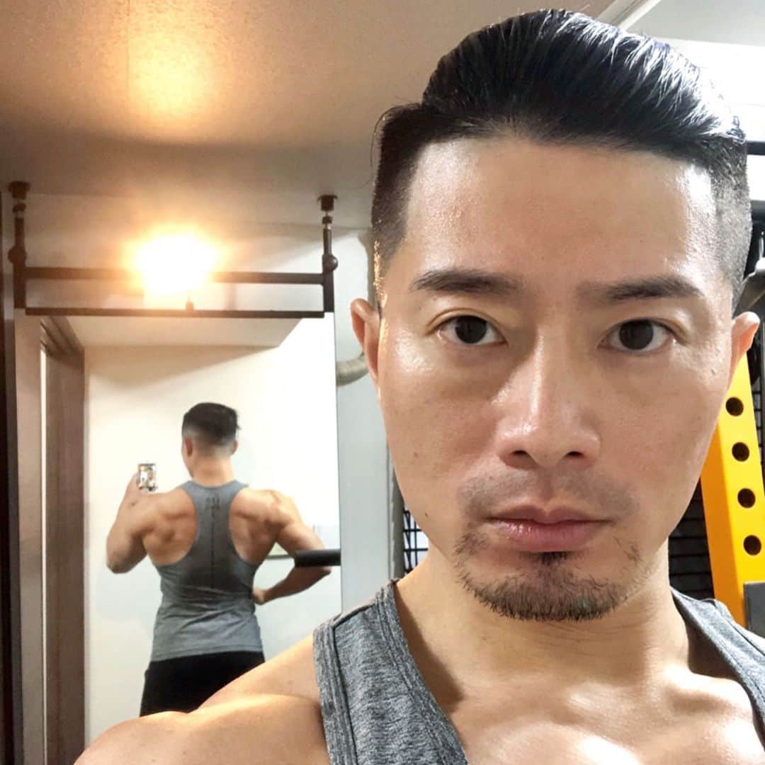 コアラ小嵐のインスタグラム：「最近は外出中に過度に気にしてたんぱく質とらんくなった。それがいいか悪いかわからんけど、楽。まぁ4〜5時間程度でそんなかんたんにカタボらんやろうと。コンビニ行きゃたんぱく質あるし、サラダ食えるとこもちょいちょいある。外食でもなんとかなるから食い物持ち歩く事もあまりしない。ボディメイクの呪縛から解き放たれつつある。解き放たれ過ぎて、酔って帰ってきた翌日に部屋に転がってたゴミ（4枚目）を見て愕然とした…せめて記憶あれ。  #マクドナルド  #怖い　#お酒　#怖い　#タンクトップ　#細い」