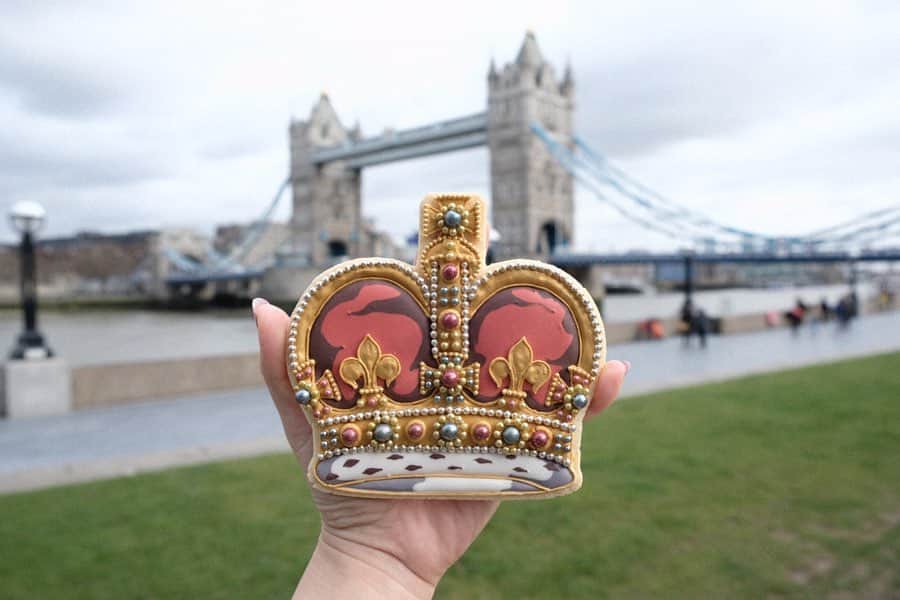 KUNIKAのインスタグラム：「Queen's crown cookie with Tower bridge and cloudy sky...🇬🇧﻿ ﻿ 今まで撮りためたタワーブリッジの写真とともに。﻿ やはり曇り率高めです☁️﻿ ﻿ ﻿ ﻿ #artofkunika #sugarcookies #decoratedcookies #cookieart #decoratedsugarcookies #royalicing #royalicingcookies #cookiedecorating #customcookies #cookiesofinstagram #cookiedesign #cookieartist #instacookie #london #crown #queenscrown #towerbridge #towerbridgelondon #cloudylondon #アイシングクッキー #ロンドン」