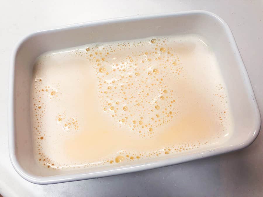 松本亜希さんのインスタグラム写真 - (松本亜希Instagram)「【牛乳消費】 小中高一斉休校の影響で、日本の牛乳が余ってしまう…‼︎🥛🥛🥛🥛🥛🥛 おうちにいるお子さんと一緒に簡単に作れる、アイスクリームのレシピです😋🍨 . 小さい時にママがよく作ってくれたアイスクリーム🍨 美味しいから是非作ってみてくださいな〜🤍🤍🤍 . 牛乳…500ml 生クリーム…200ml グラニュー糖または上白糖…120g 卵黄…卵3個分 バニラエッセンス…適量 ＊さっぱりした方が好きなのでなるべく低脂肪で作ってます🙋🏻‍♀️ コクがある方が好きなら脂肪分が多い生クリーム、牛乳を使ってください💁🏻‍♀️ . 鍋に卵黄とお砂糖を入れてまぜまぜ、牛乳を入れてまぜまぜ、火にかけてお砂糖を溶かします。 (熱々にしなくてよいです！) ボウルに移して氷水で冷やします。 冷凍庫に入れてもOKな容器に移して、バニラエッセンス入れて2時間くらい冷凍庫で冷やします。 少し固まってきたらスプーンで全体をかき混ぜてまた冷やします。 30分くらい経ったらまたかき混ぜて、冷やして、3回繰り返します。 3回目混ぜたら生クリームを入れてまぜまぜ、また冷やします。 固まったら出来上がりです！ . 簡単なので作ってみてください💁🏻‍♀️ 牛乳消費頑張ろ〜！🥛🥛🥛🥛🥛 . #一斉休校#牛乳#牛乳消費#牛乳消費レシピ#アイスクリーム#家庭科の授業をおうちで#家庭科」3月6日 16時47分 - aaakichasooo