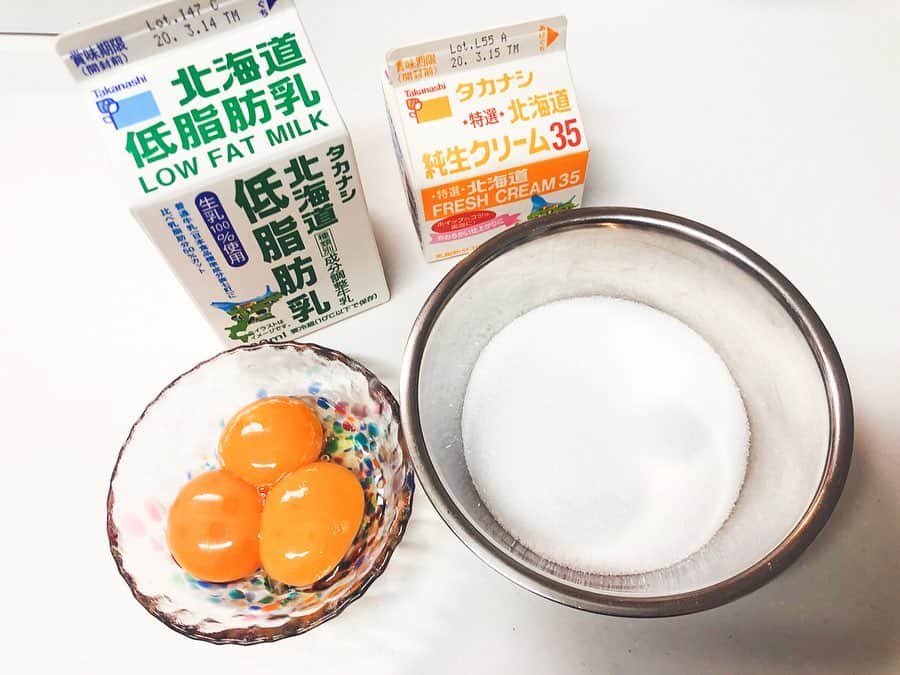 松本亜希のインスタグラム：「【牛乳消費】 小中高一斉休校の影響で、日本の牛乳が余ってしまう…‼︎🥛🥛🥛🥛🥛🥛 おうちにいるお子さんと一緒に簡単に作れる、アイスクリームのレシピです😋🍨 . 小さい時にママがよく作ってくれたアイスクリーム🍨 美味しいから是非作ってみてくださいな〜🤍🤍🤍 . 牛乳…500ml 生クリーム…200ml グラニュー糖または上白糖…120g 卵黄…卵3個分 バニラエッセンス…適量 ＊さっぱりした方が好きなのでなるべく低脂肪で作ってます🙋🏻‍♀️ コクがある方が好きなら脂肪分が多い生クリーム、牛乳を使ってください💁🏻‍♀️ . 鍋に卵黄とお砂糖を入れてまぜまぜ、牛乳を入れてまぜまぜ、火にかけてお砂糖を溶かします。 (熱々にしなくてよいです！) ボウルに移して氷水で冷やします。 冷凍庫に入れてもOKな容器に移して、バニラエッセンス入れて2時間くらい冷凍庫で冷やします。 少し固まってきたらスプーンで全体をかき混ぜてまた冷やします。 30分くらい経ったらまたかき混ぜて、冷やして、3回繰り返します。 3回目混ぜたら生クリームを入れてまぜまぜ、また冷やします。 固まったら出来上がりです！ . 簡単なので作ってみてください💁🏻‍♀️ 牛乳消費頑張ろ〜！🥛🥛🥛🥛🥛 . #一斉休校#牛乳#牛乳消費#牛乳消費レシピ#アイスクリーム#家庭科の授業をおうちで#家庭科」