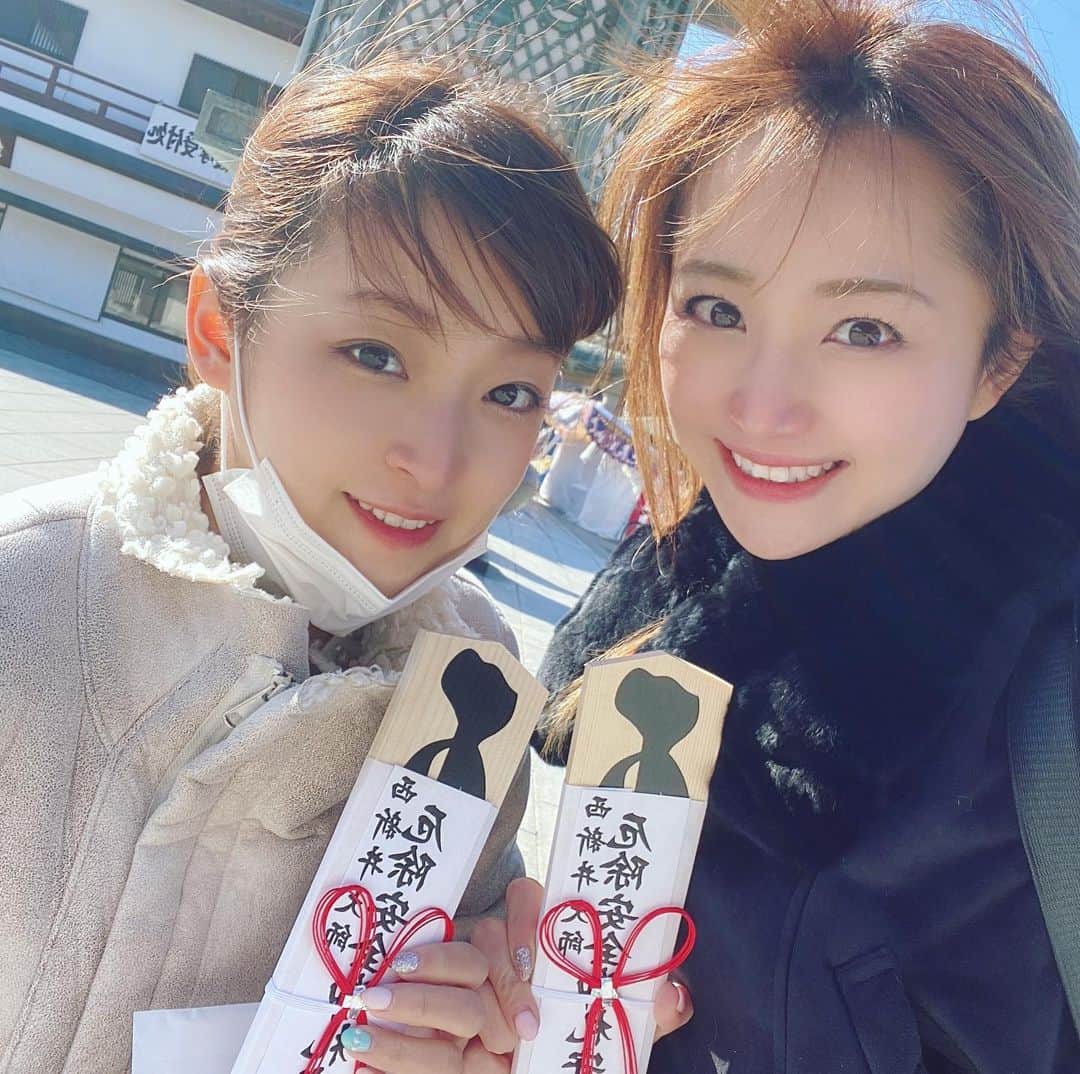 葵ゆりかのインスタグラム：「みかりんと厄除けに🚗✨ ランチの時も、厄除けしてもらってる間もずーっと 👶があまりにも怪獣すぎて大変でした。笑 外出がなかなか困難になる、魔の2歳児パワー恐るべし😨 帰りに舎人公園へ♡ 風が強すぎた日😂  #厄除け　#西新井大師　#前厄　#親友　#怪獣　#🐶　#お出かけ　#drive #🚗　#わんことお出かけ　#魔の2歳児」
