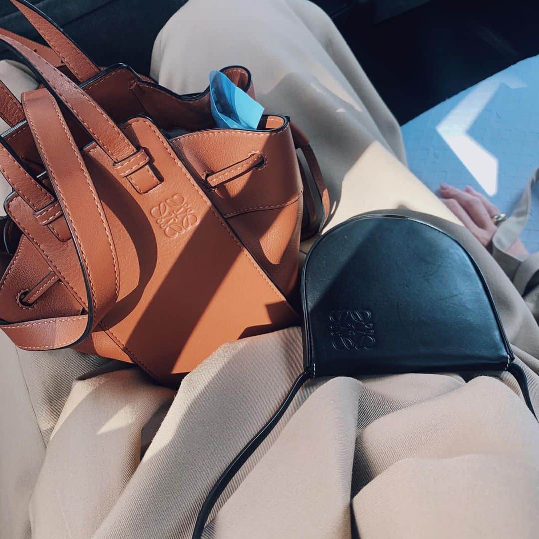 小竹麻美のインスタグラム：「スペインでは首からさげるお財布をげっと🖤 これでもうなくさない〜🤢🥱 #loewe」