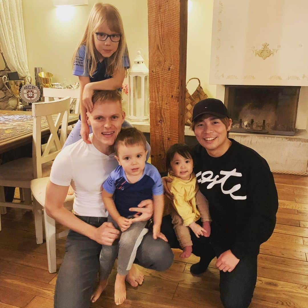 勝田貴元さんのインスタグラム写真 - (勝田貴元Instagram)「Happiness moments 🇯🇵🇪🇪 We had absolutely great time with Ott’s family! Janika-san’s dinner was very tasty😋 Aitäh Ott-san and Janika-san and lovely kids!👨‍👩‍👧👨‍👩‍👧‍👦 See you soon!  昨日はオイットさん家で夜ご飯！ 言葉通じなくても一緒に遊ぶ子供達が可愛過ぎた☺️ 汗だくになりながら家の中走り回ってた！笑 次会う時には、娘ももう少し英語話せると思うからどんな風に会話して遊ぶのか楽しみ😌  #Familytime #otttänak #takamotokatsuta #happyfamily  @otttanak @takamotokatsuta」3月6日 17時04分 - takamotokatsuta