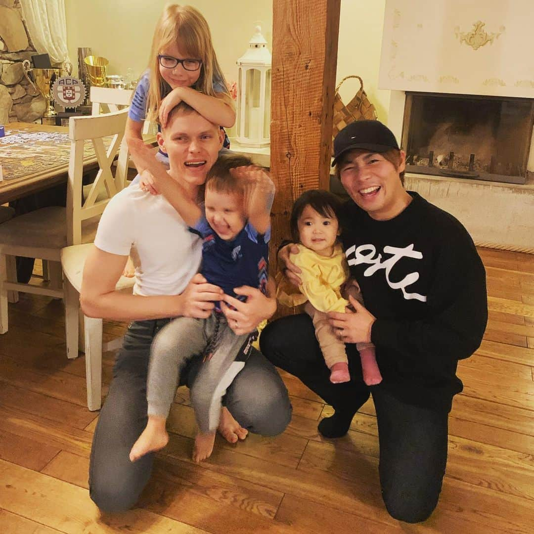 勝田貴元さんのインスタグラム写真 - (勝田貴元Instagram)「Happiness moments 🇯🇵🇪🇪 We had absolutely great time with Ott’s family! Janika-san’s dinner was very tasty😋 Aitäh Ott-san and Janika-san and lovely kids!👨‍👩‍👧👨‍👩‍👧‍👦 See you soon!  昨日はオイットさん家で夜ご飯！ 言葉通じなくても一緒に遊ぶ子供達が可愛過ぎた☺️ 汗だくになりながら家の中走り回ってた！笑 次会う時には、娘ももう少し英語話せると思うからどんな風に会話して遊ぶのか楽しみ😌  #Familytime #otttänak #takamotokatsuta #happyfamily  @otttanak @takamotokatsuta」3月6日 17時04分 - takamotokatsuta