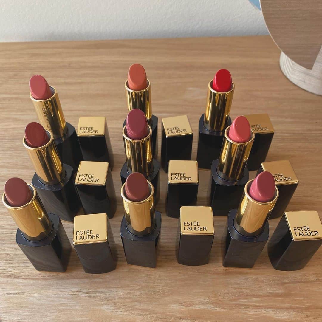 高橋有紀のインスタグラム：「絶妙なカラーが可愛い！！@esteelauderjapan の口紅💄 スキンケアもよかったけどリップもこんなにかわいいのが🥺 テクスチャーはクリーミーだけどしっかり発色でふっくらしっかり色がつく！ くすみ感がかわいい524ピアレスと深み色にラメが混ざった130スローバーンがお気に入り 2枚めに色番置き順一緒で載せてます ３月13 日に発売みたいです！」