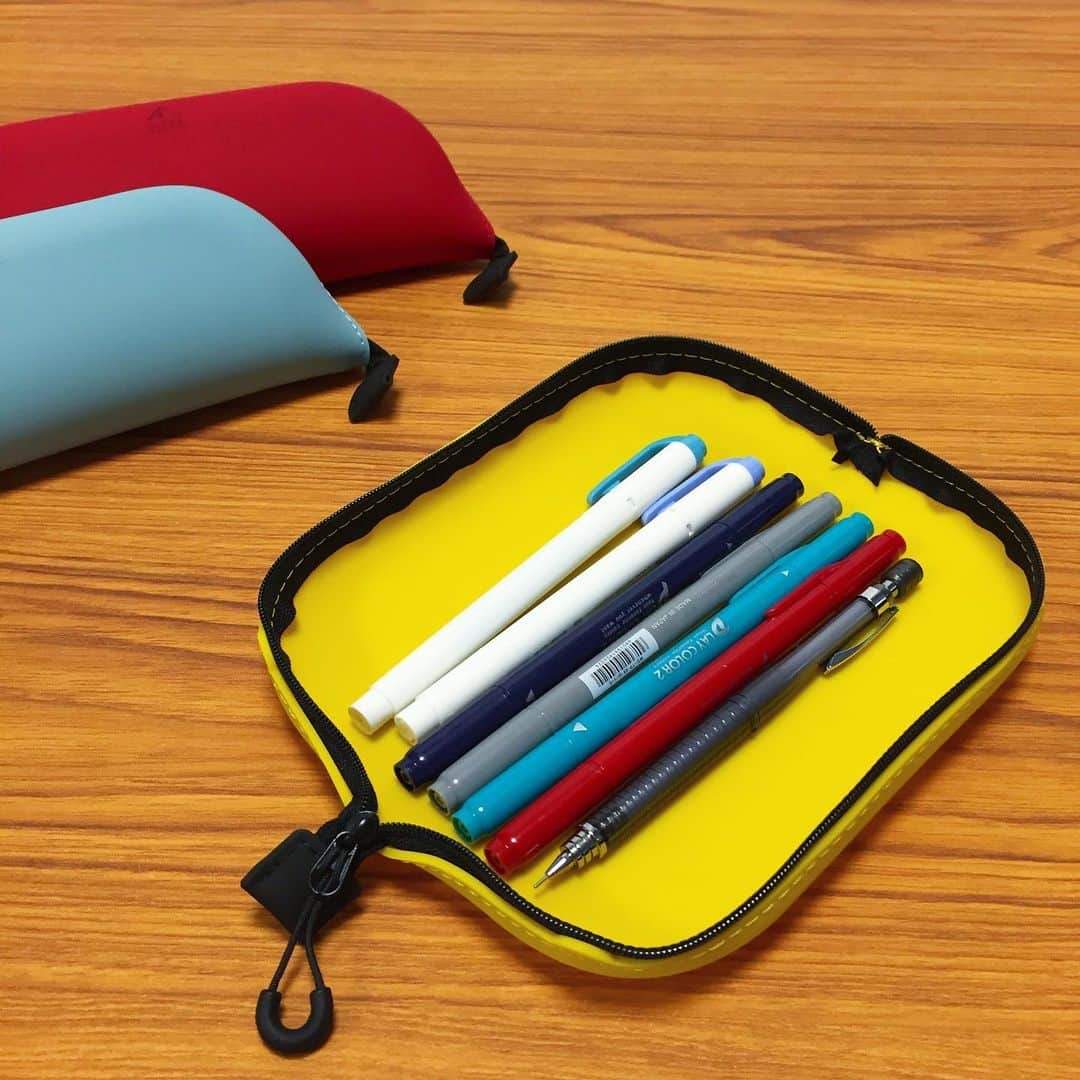 リヒトラブ 公式さんのインスタグラム写真 - (リヒトラブ 公式Instagram)「. ALTNA　トレーペンケース オルトナシリーズにペントレーにもなるペンケースが登場。ファスナーを開くとペントレーになるので、中のペンを一覧できます。ストッパーを使えば省スペースで使用できます。 . The new ALTNA pen case can turn itself into a pen tray. Opening fastener to turn it into the pen tray, you can take a look of what is inside clearly. You can also use stopper to save space.  #altna#オルトナ#トレーペンケース#traypencase #lihitlab #リヒトラブ」3月6日 17時16分 - lihitlab._official
