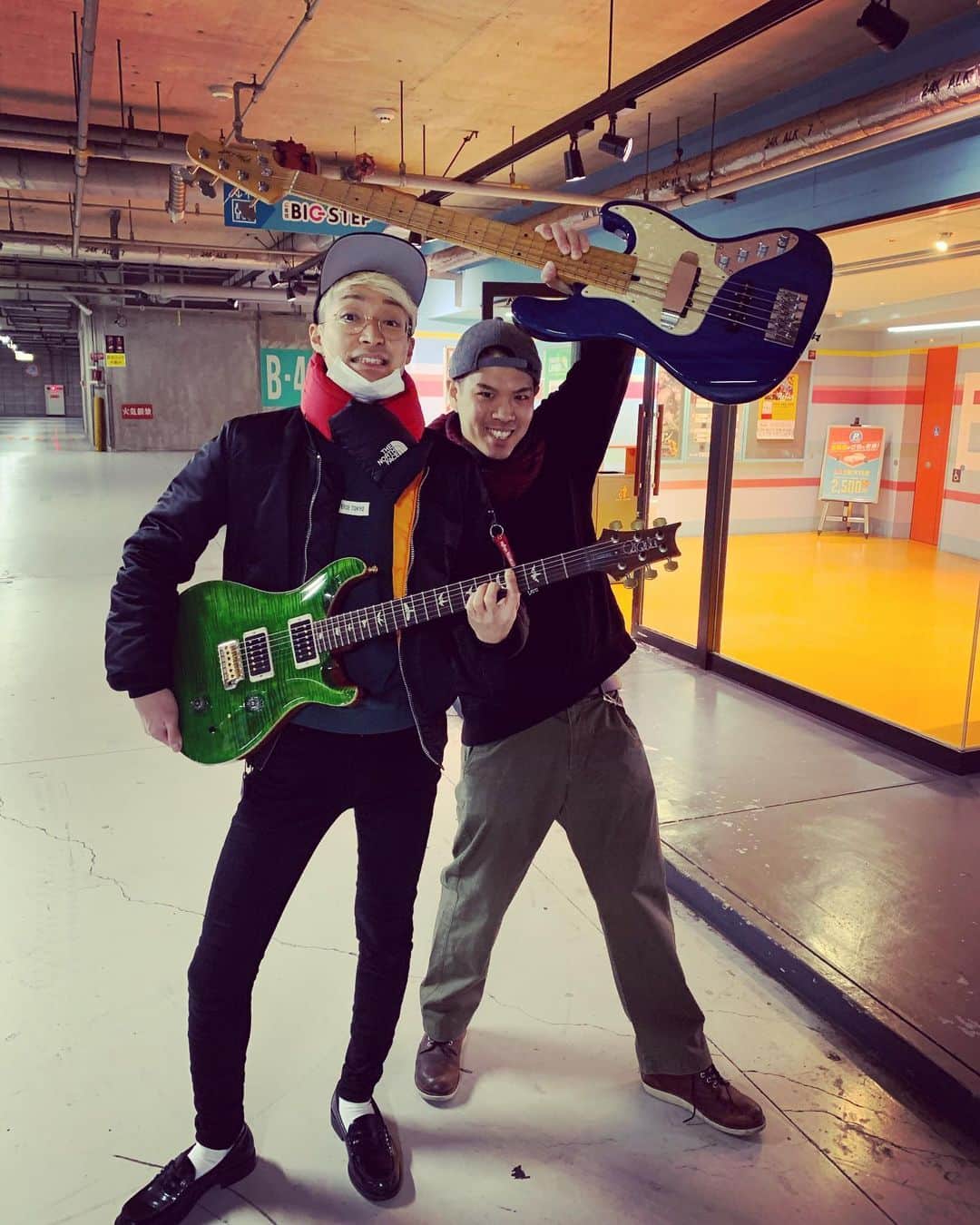 山田健人さんのインスタグラム写真 - (山田健人Instagram)「てつやは青いベースを手に入れた やまだは緑のギターを手に入れた」3月6日 17時28分 - runnykento