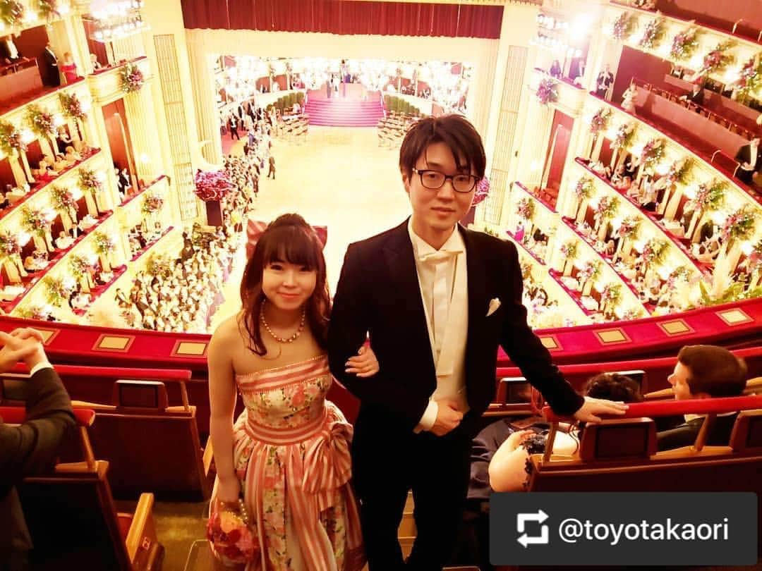 愛ロイヤルウェディングさんのインスタグラム写真 - (愛ロイヤルウェディングInstagram)「@toyotakaori  結婚式の時からイベントの際にご来店頂いているお客様です。 素敵な舞踏会でドレスと燕尾服を着こなしていらっしゃいます。 とてもよくお似合いです！ . . ウィーンオペラ座の舞踏会、Opernballに行ってきました✨✨ オーパンバルはオーストリアで最も格式が高い、世界一ゴージャスといわれる舞踏会で、オーストリアの一年で一番大きなイベントです👠❣️オーストリア大統領が主宰しています🇦🇹✨国営放送も生放送で入り、視聴率は40%超らしいです❗私たち夫婦も翌日のオーパンバルのダイジェストをテレビで見ていたら、ダンスホールで小さくテレビにうつっていました👗✨. . . #opernball #opernball2020 #舞踏会 #ウィーン舞踏会 #オペラ座舞踏会#オーパンバル #オーパンバル2020 #ウィーン #vienna #シェーナドゥーノ #神田うのドレス #scenaduno #愛ロイヤルウェディング #愛ロイヤルウエディング #airoyalwedding #クラブツーリズム #ウィーンオペラ座舞踏会 #wien #wieneropernball #wieneropernball2020 #viennaopenball #viennaopenball2020 #ballroom #operaball #gorgeous #社交界 #社交会デビュー」3月6日 17時30分 - airoyal.wedding