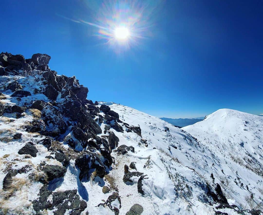 野口健さんのインスタグラム写真 - (野口健Instagram)「今日はテクテク山歩き。 山は静かでいい。心穏やかになる。 そして山に守られていると感じホッとする。ここが一番いい。下山中はたったの1人とも出会わなかった。まるで時が止まったかのような静けさ。聞こえるのは自分の息遣いとザクザクと雪を踏み締める音。あと風により木と木が擦り合う音。ここにいると様々な騒音から解放される。山は最もシンプルになれる場所。そして一番安全な場所。  #野口健」3月6日 17時33分 - noguchiken8848