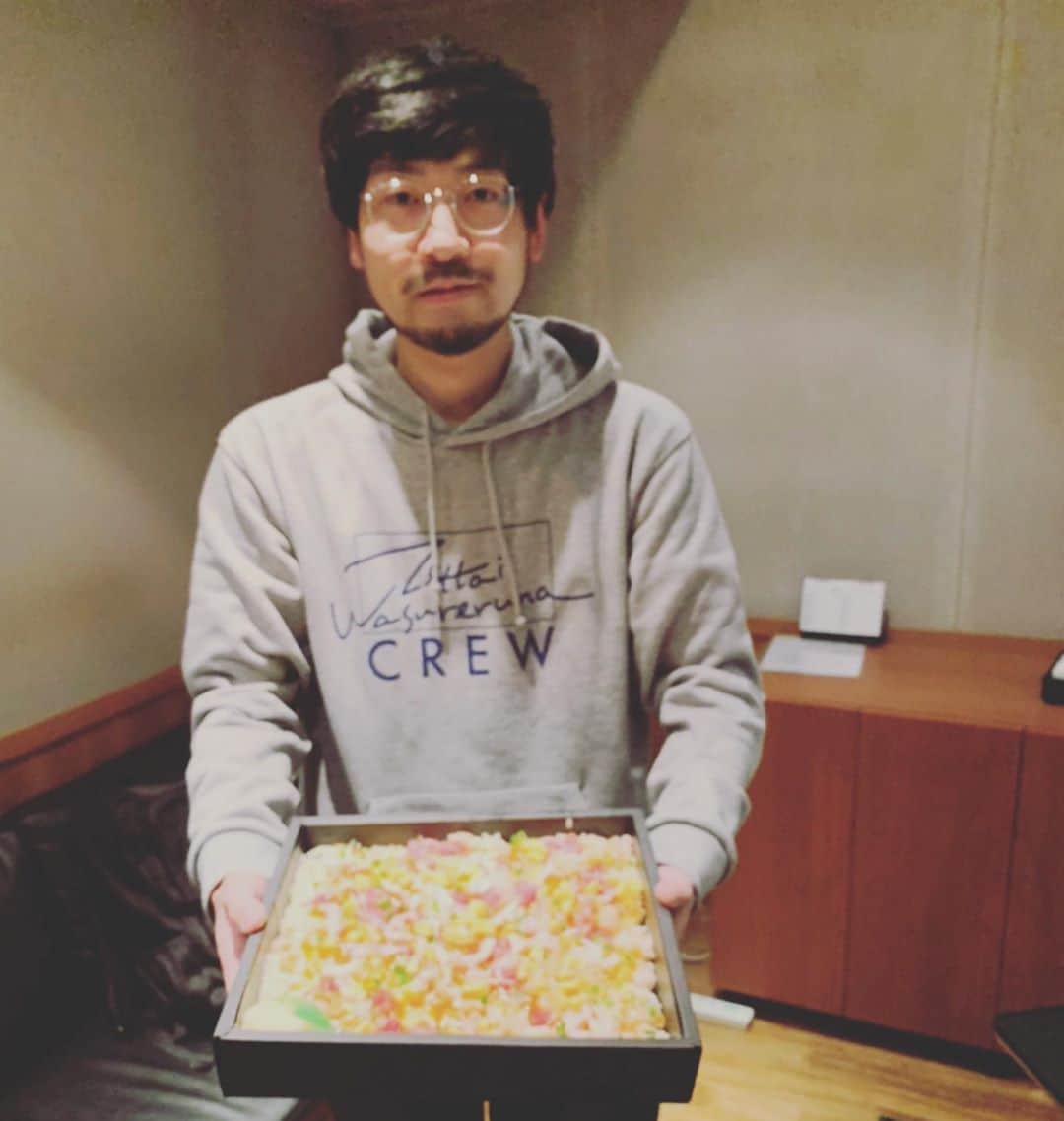 福井俊太郎のインスタグラム：「なんかこの写真笑えるよね #シンパイ賞の明るいスタッフさんに #雛祭りパーティーに誘ってもらって #チラシ寿司食べる前に #ちょっと福井さんこれ持ってみて #って言われて #写真撮ってもらったけど #なんかよく意味がわかってない顔 #どうゆう顔していいかわからない顔 #笑った方がいいのか #真顔の方がいいのか #一瞬では判断がつかなかった時の顔 #困ってることを見せないようにしてるけど #隠しきれてない #リアルな顔してるよね #チラシ寿司持たされ顔写真 #もっと演技力あげようぅぅ #低くねっとりした声で」